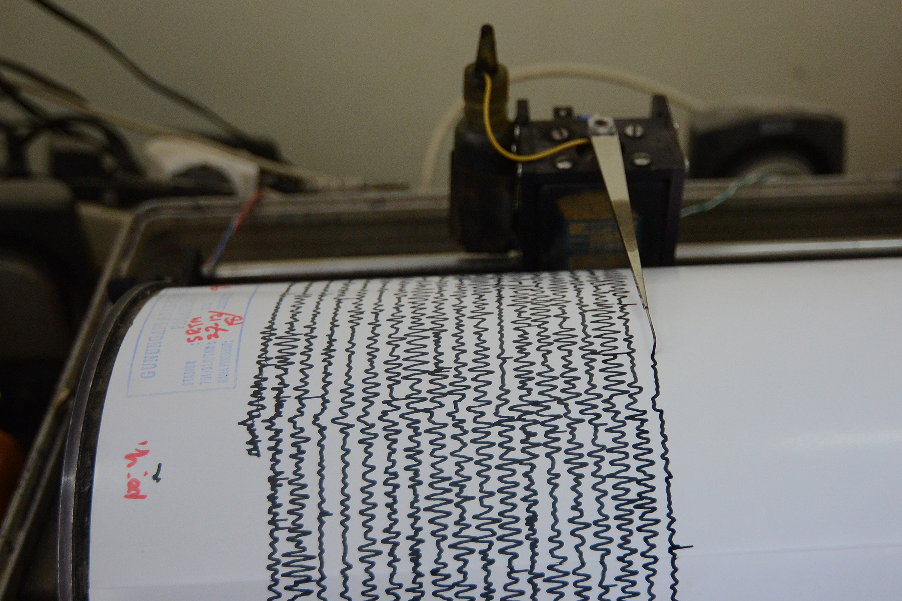 Ilustrasi seismograf yang mencatat aktivitas kegempaan.