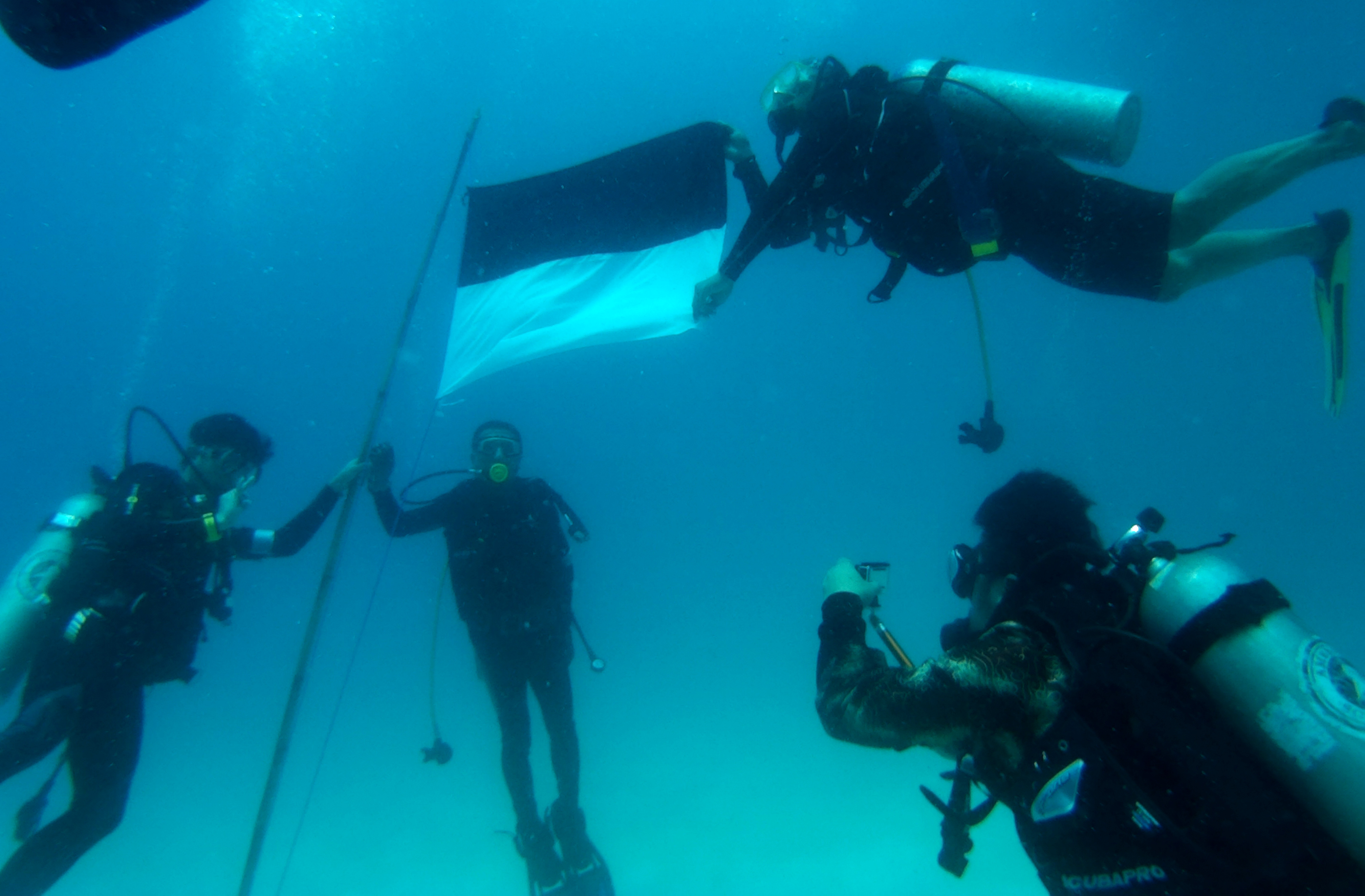 Ilustrasi: pengibaran bendera merah putih di dasar laut