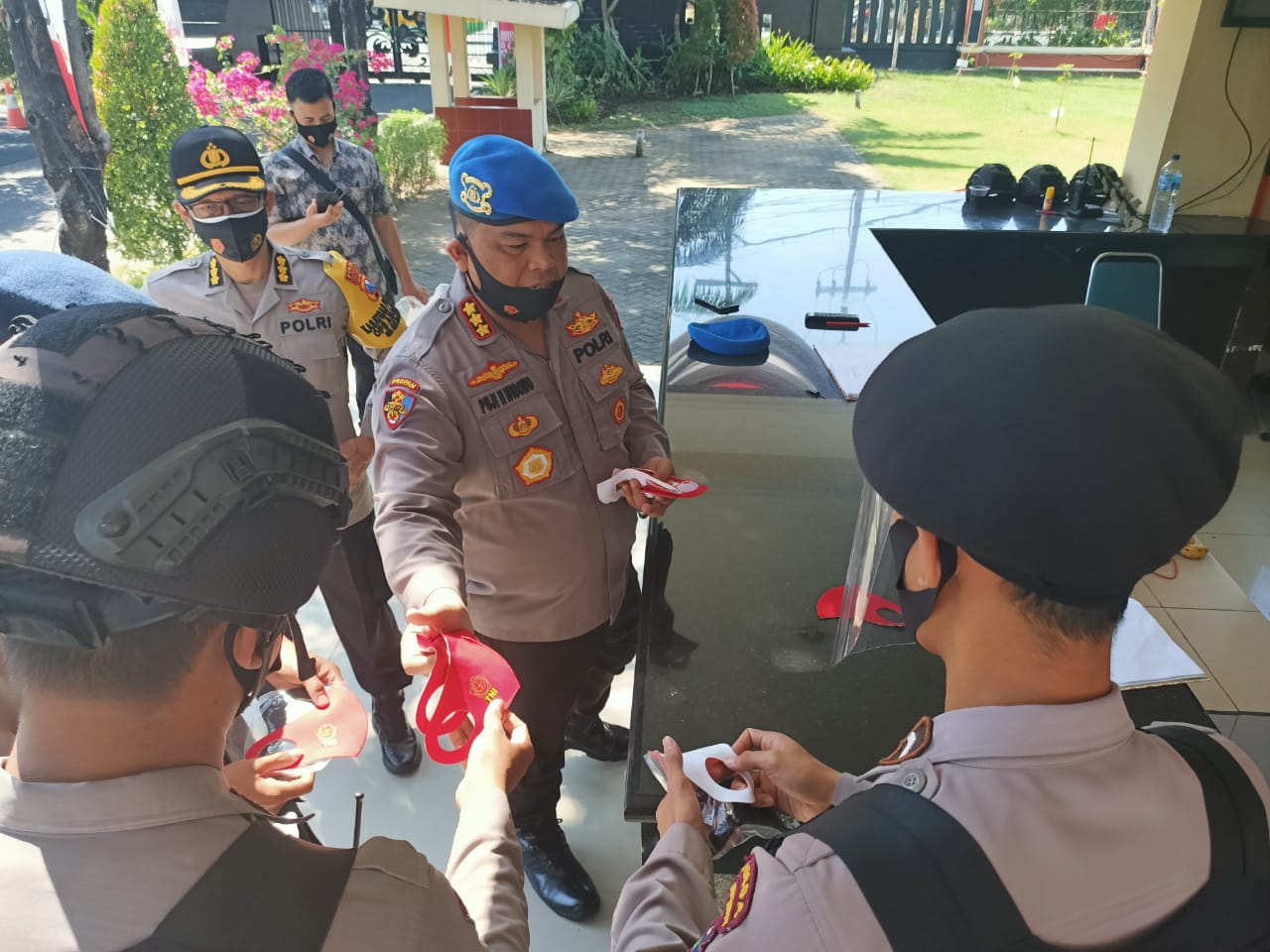 Pengawasan internal protokol kesehatan di Mapolda Jatim. 