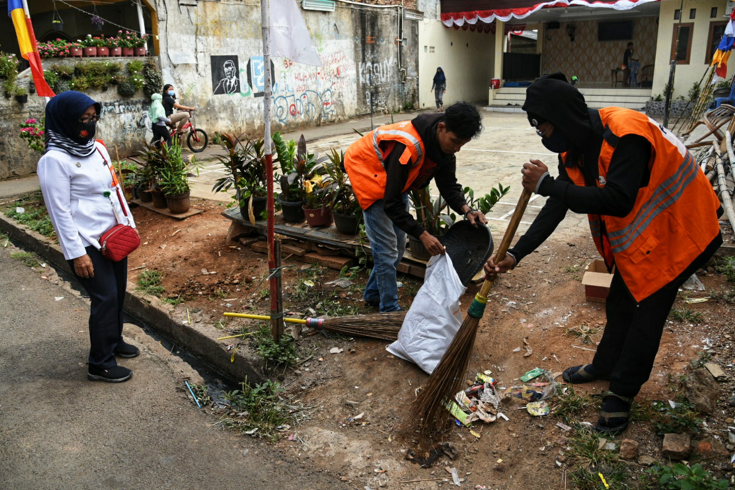 Petugas Satpol PP memberi sanksi sosial 