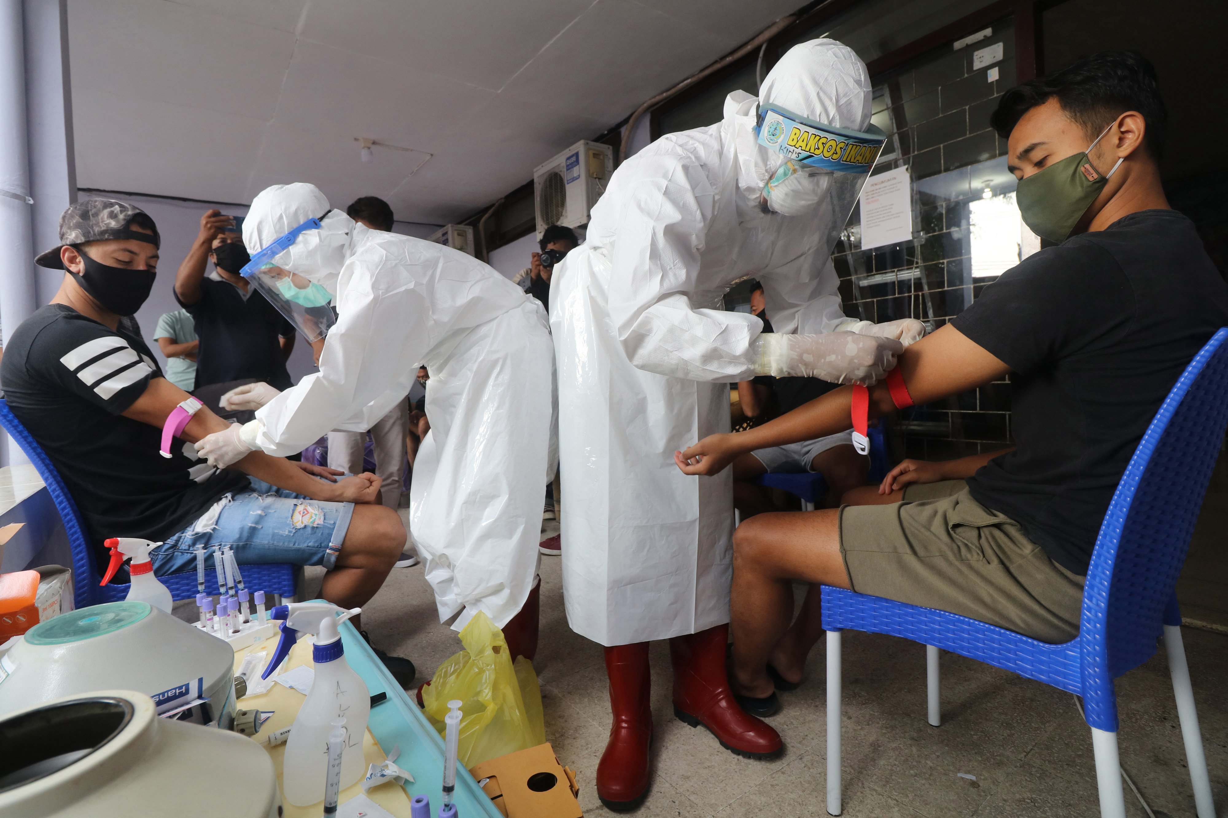 Ilustrasi: pengambilan sampel darah untuk rapid test