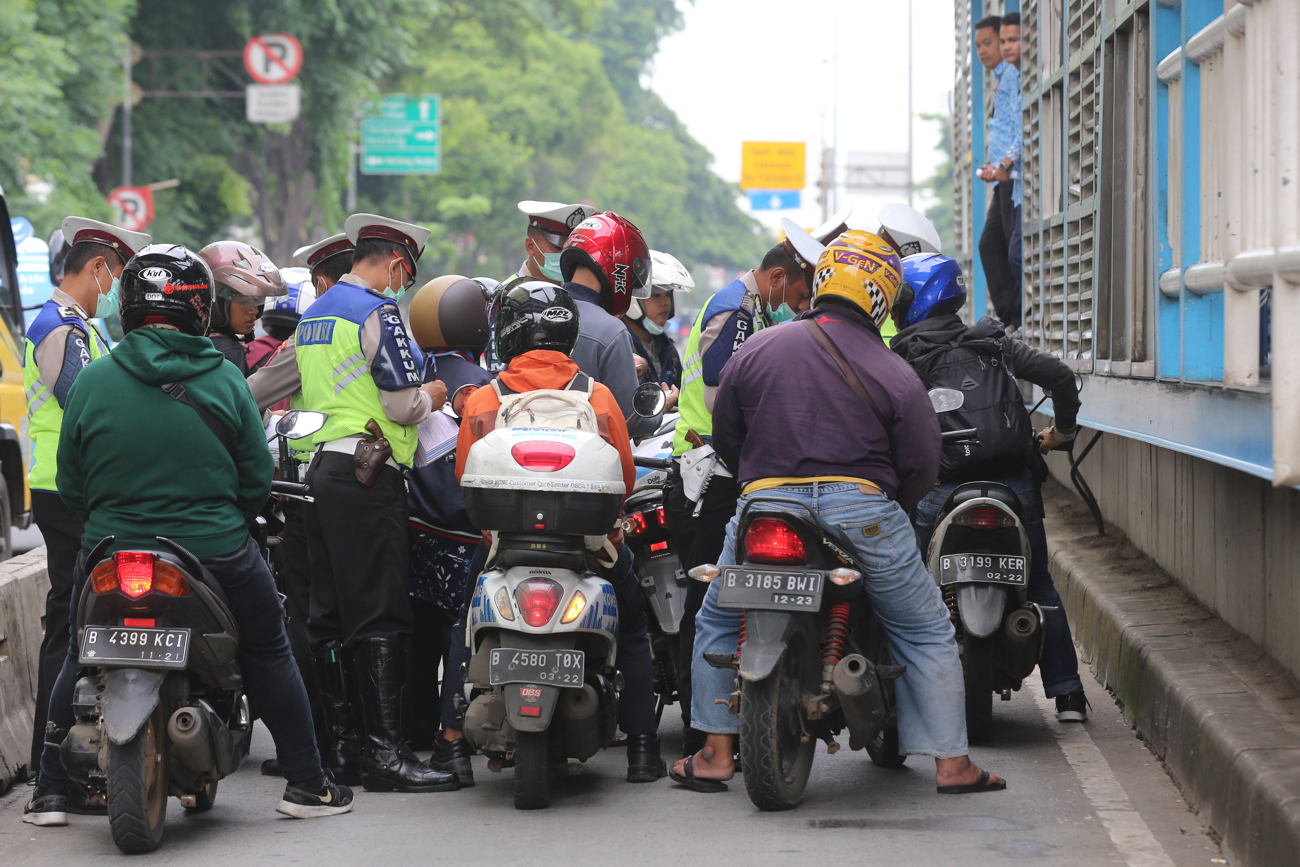 Pengendara sepeda motor yang masuk ke jalur bus TransJakarta di Jalan Sultan Agung, Jakarta,