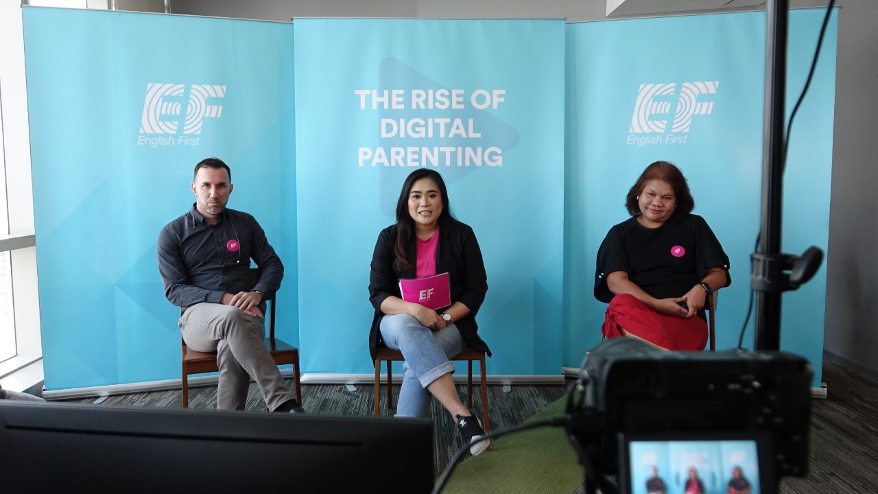 Director of Operations EF English Centers for Kids and Teens, Christopher Lloyd (kiri)  dalam acara Webinar pada Kamis (6/8).