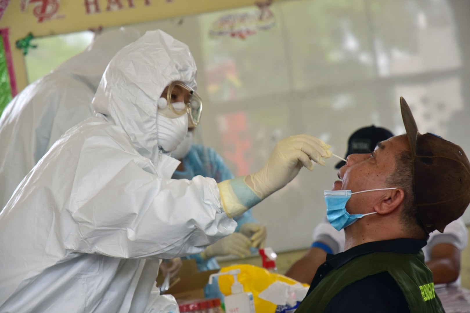 Petugas kesehatan melakukan swab test terhadap warga yang hasil uji rapid test reaktif, di Kota Pekanbaru, Riau.