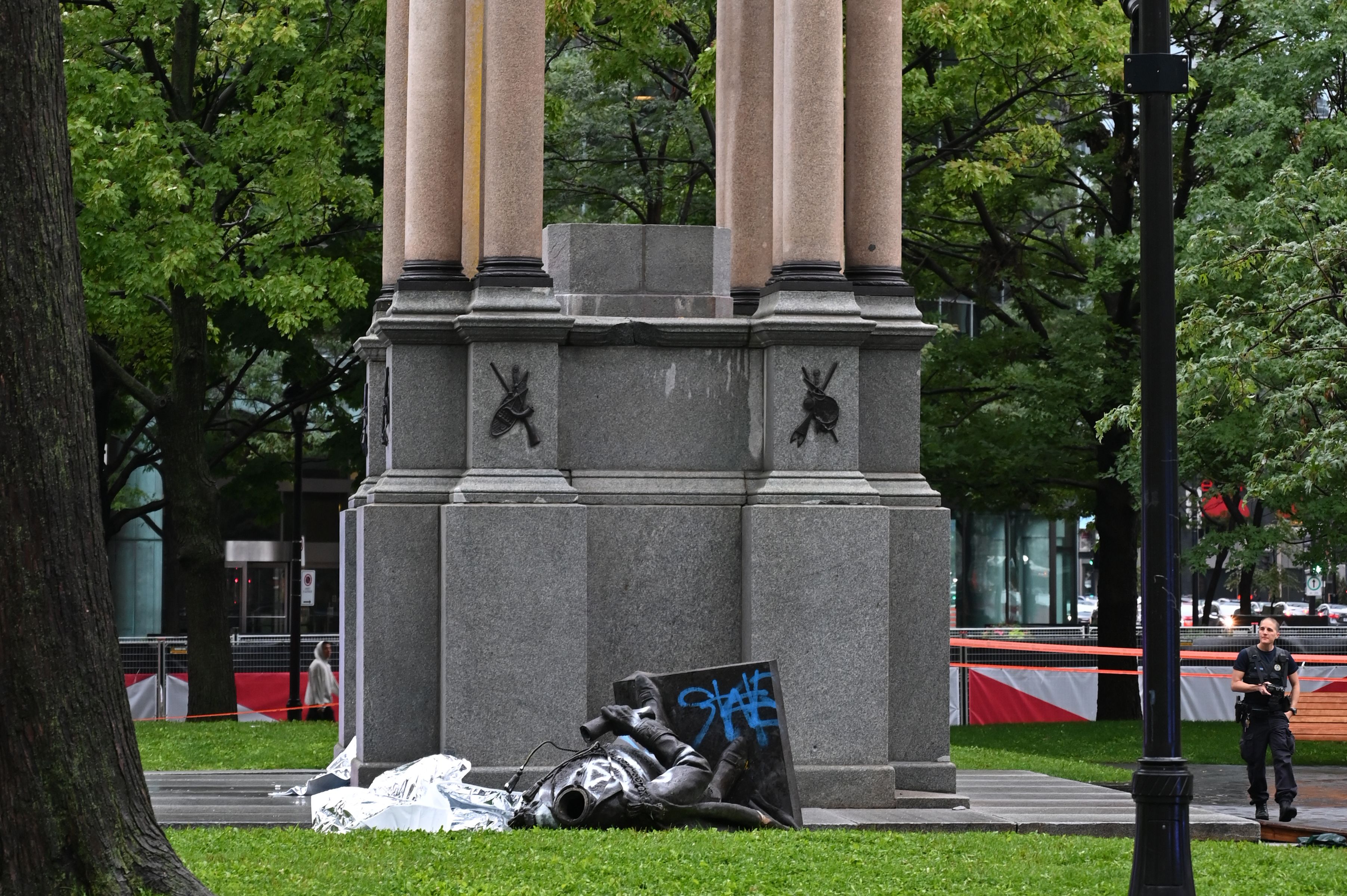 Patung Perdana Menteri Kanada pertama John A. Macdonald di Canada Park, Montreal dirobohkan pengunjuk rasa 