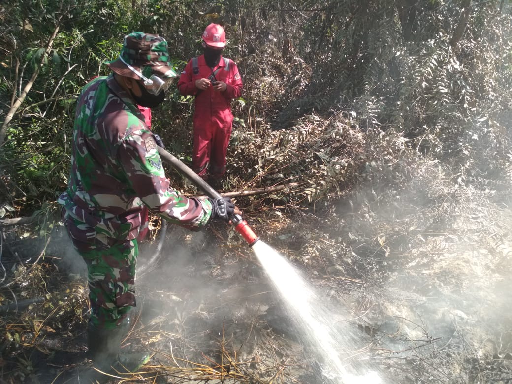 Tim karhutla melakukan upacara di lokasi kebakaran
