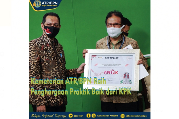   Menteri ATR/Kepala BPN, Sofyan A. Djalil (kanan) menerima penghargaan dari KPK.