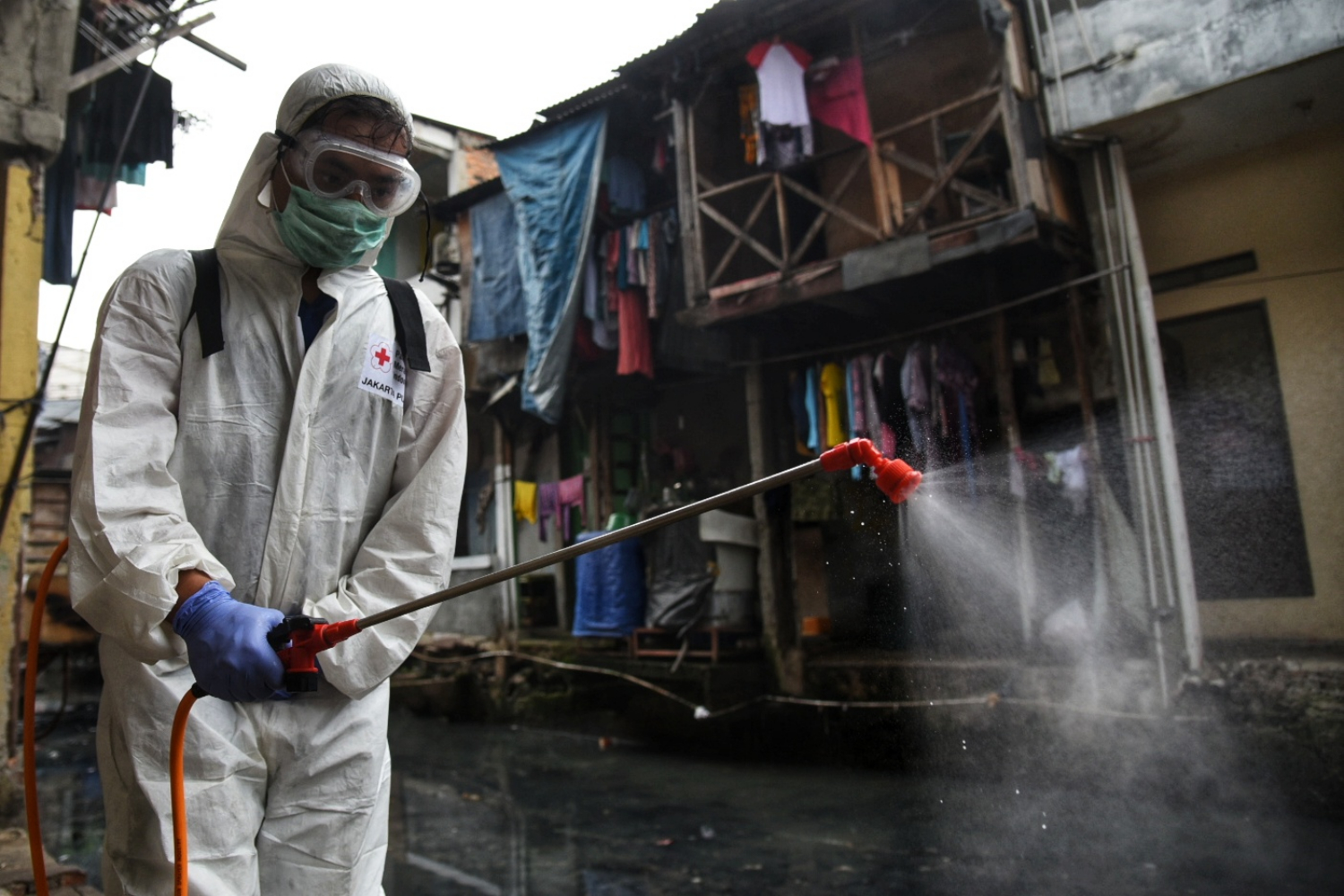 Penyemprotan disinfektan di lingkungan padat penduduk di Jakarta