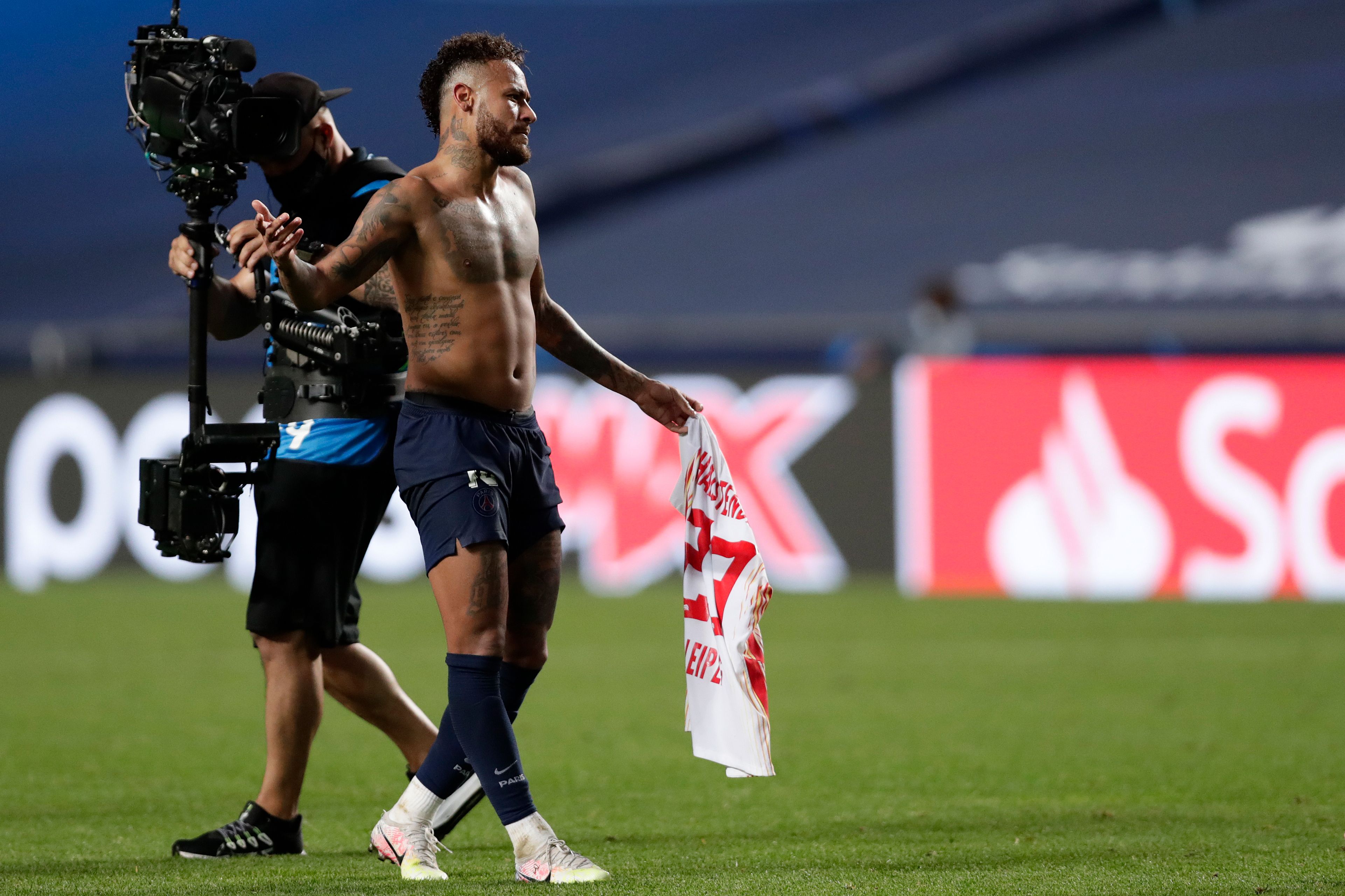 Striker PSG Neymar terancam terkena sanksi setelah bertukar kostum dengan pemain RB Leipzig usai laga semifinal Liga Champions.