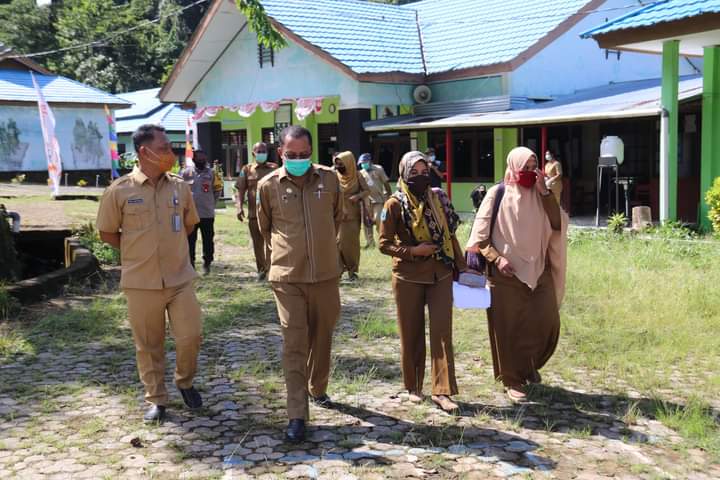 Sekda Kabupaten Raja Ampat Yusuf Salim dan Satgas Covid-19 kunjungi SMA/SMK di Waisai, Raja Ampat