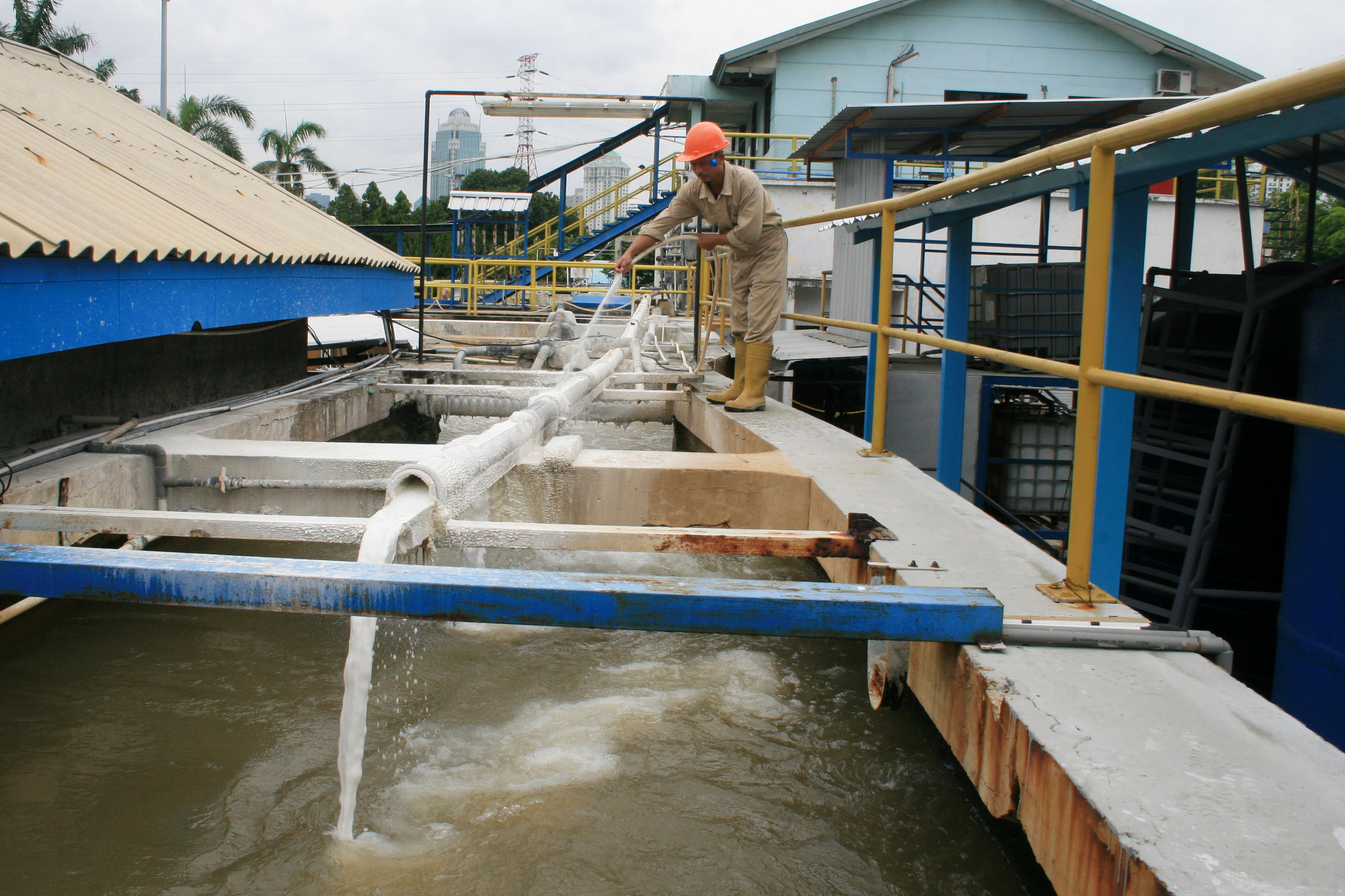 Teknisi melakukan pembersihan di Instalasi Produksi Air PT PAM Lyonnasise Jaya (Palyja) Pejompongan, Jakarta