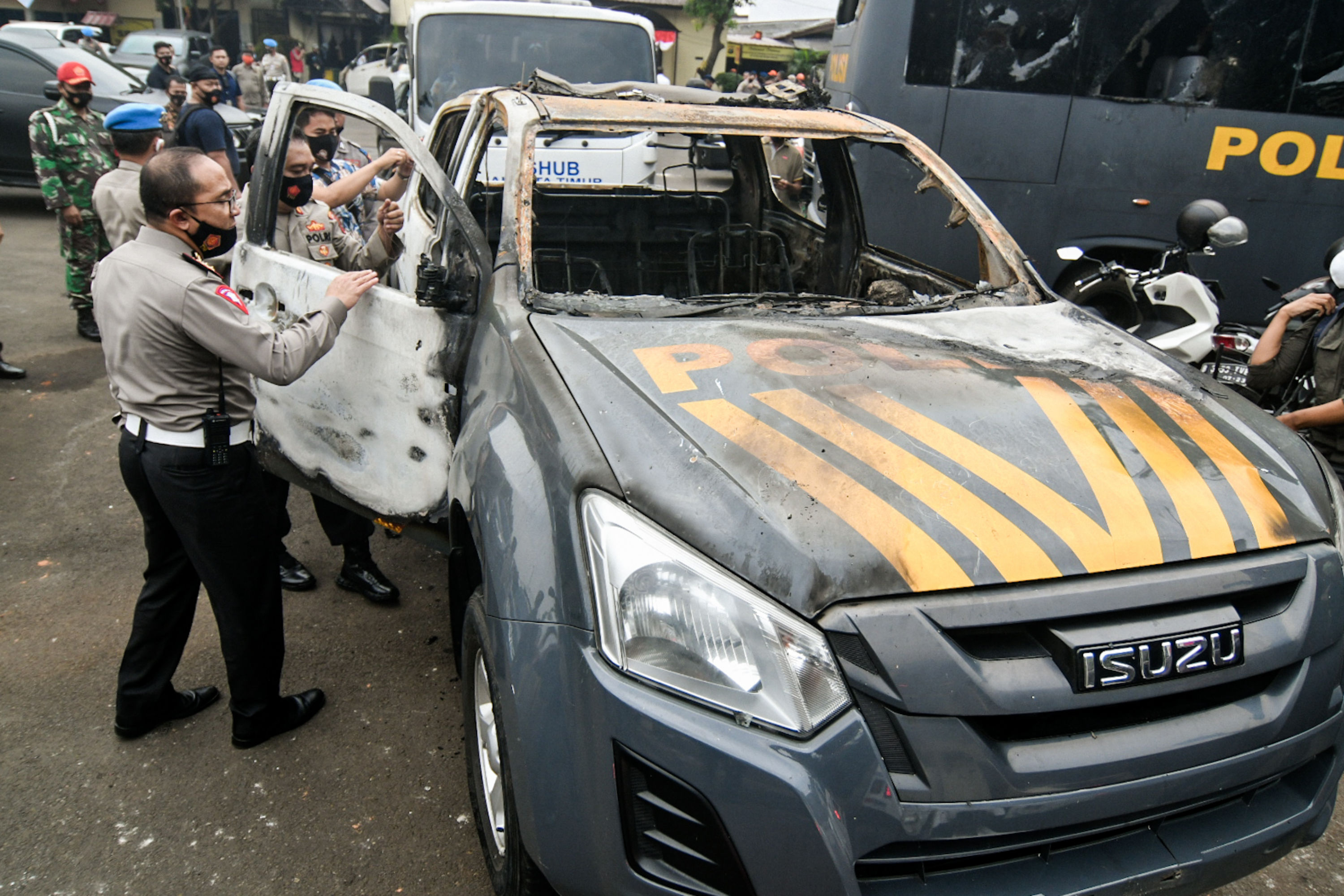 Sejumlah kendaraan di Polsek Ciracas dirusak dan dibakar orang tidak dikenal pada Sabtu (29/8) dini hari.
