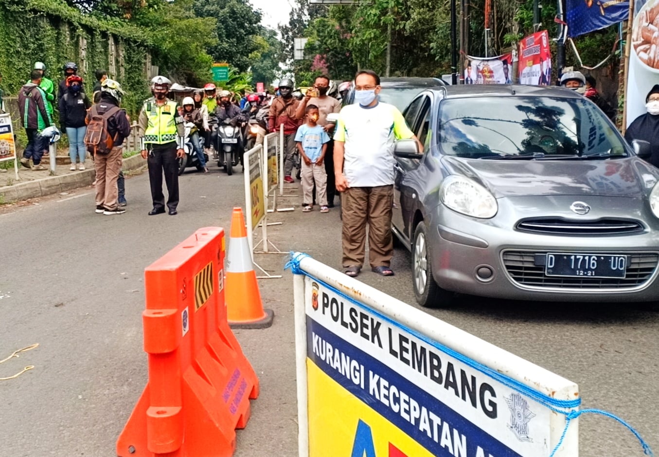 Para pengguna jalan di Jalan Raya Lembang berdiri tegak dan mengambil sikap sempurna saat terdengar sirine detik-detik proklamasi.