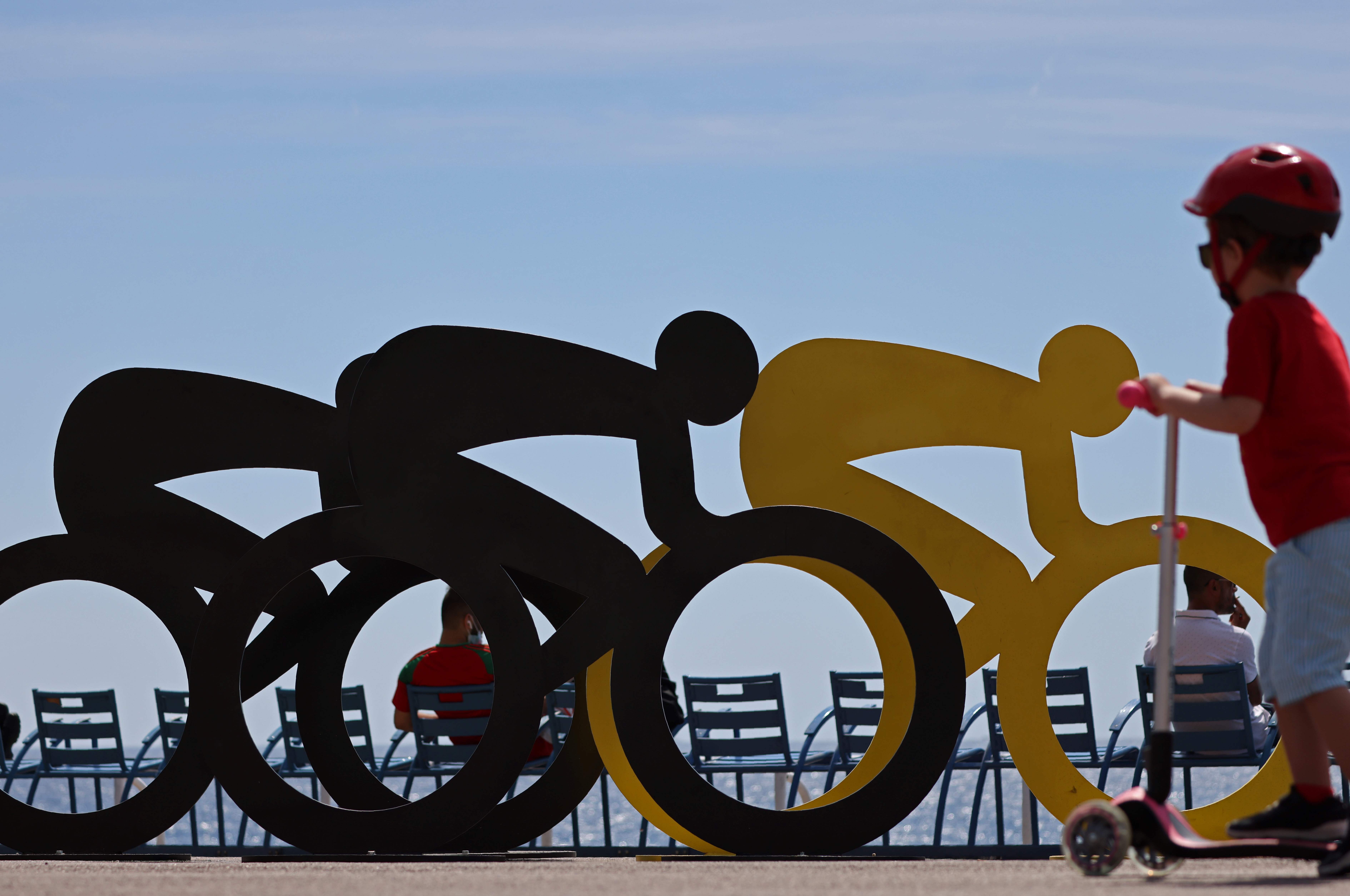 Patung berbentuk sepeda di Nice, Prancis menyambut ajang Tour de France 2020