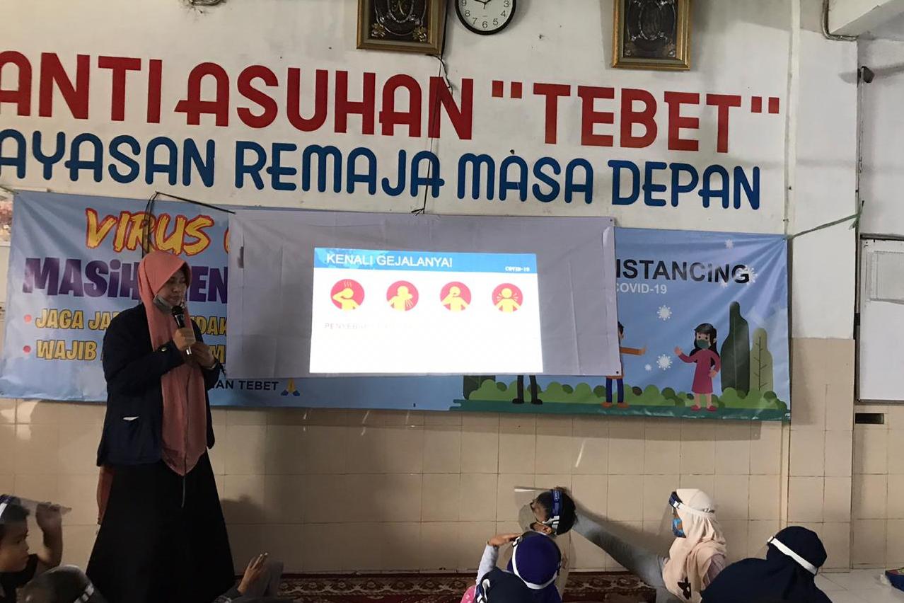 Mahasiswa IPB University memberi pembelajaran di Tebet. 