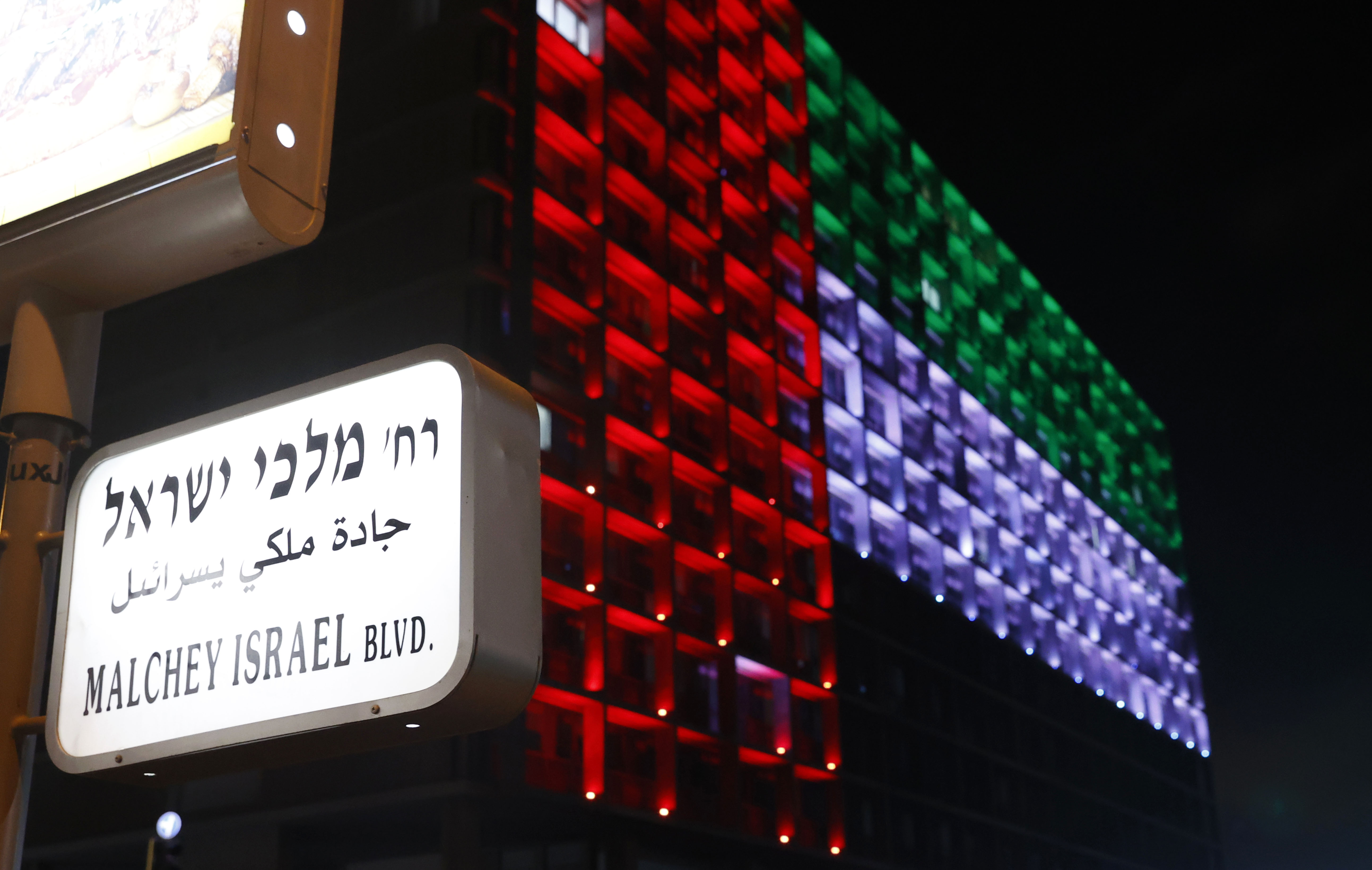 Sebuah Gedung di Kota Tel Aviv menyalakan lampu dengan warna bendera Uni Emirat Arab, kemarin.
