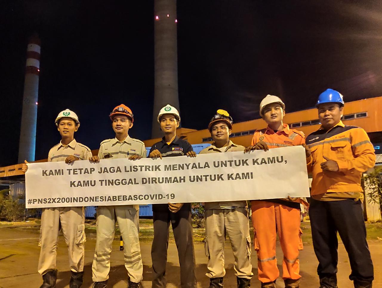 Pekerja PLN di area pembangkitan tenaga listrik. 