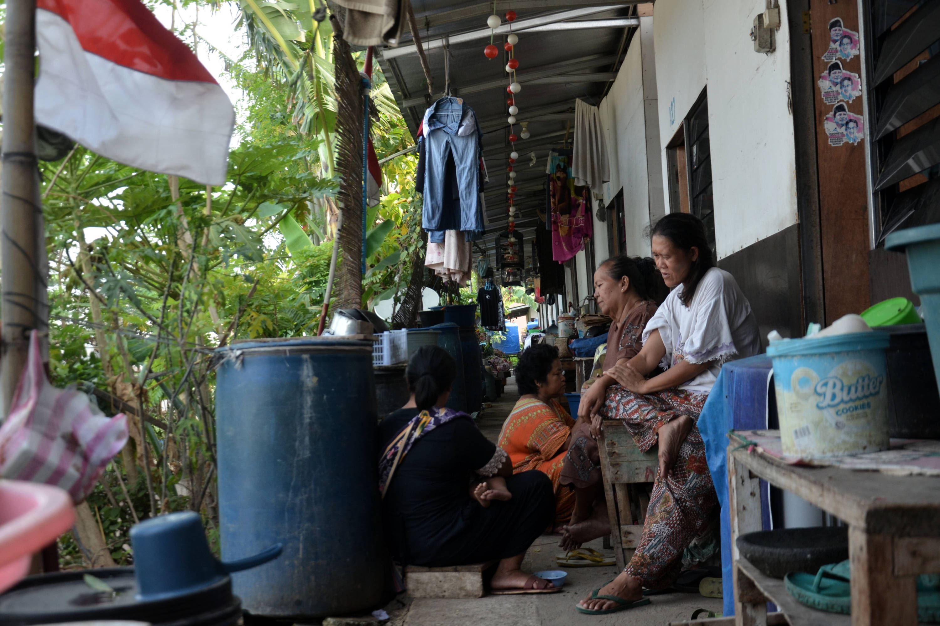 Aktivitas sore hari di Kampung Akuarium, Penjaringan, Jakarta Utara.