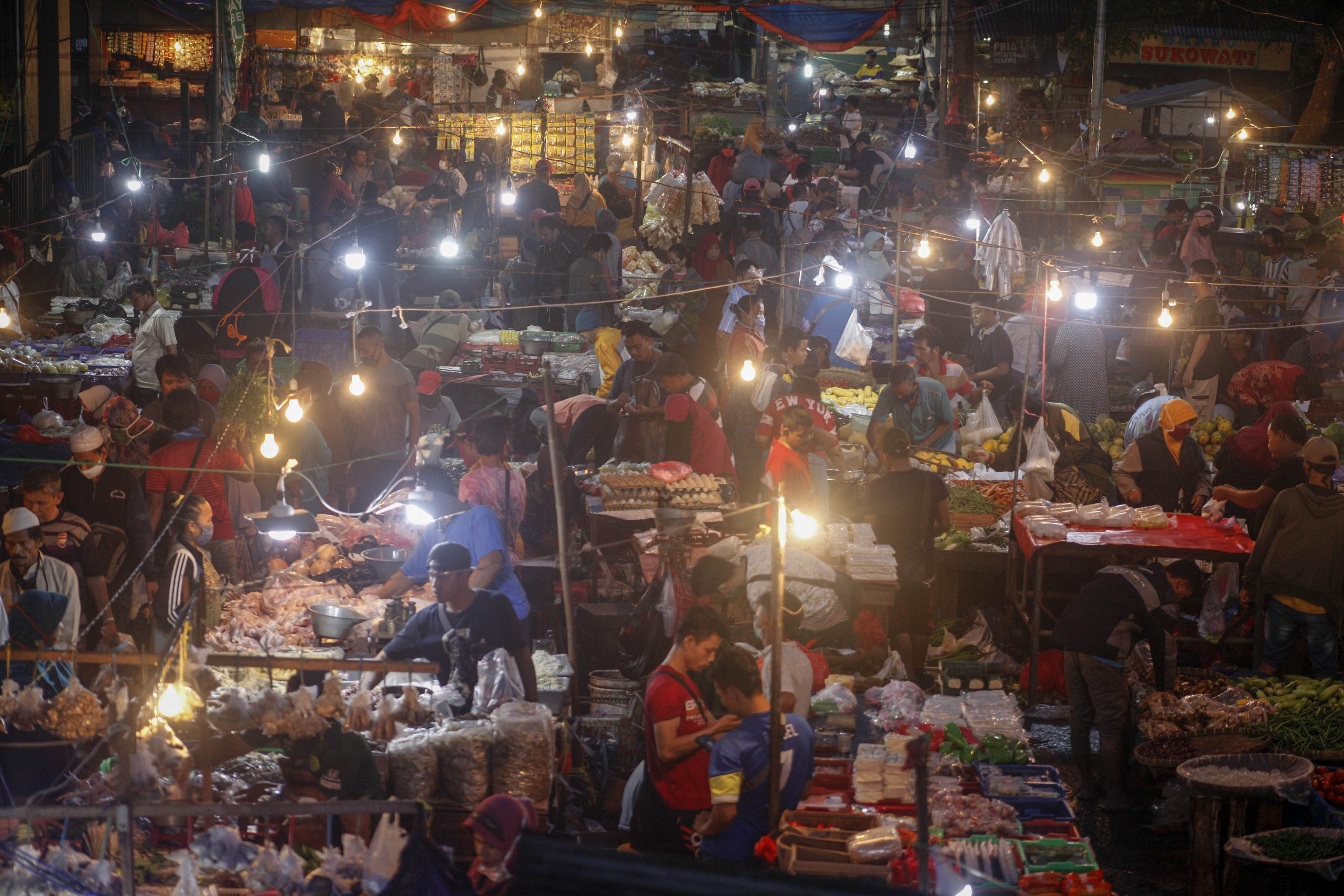 Aktivitas jual-beli di Pasar Cibinong, Bogor, Jawa barat