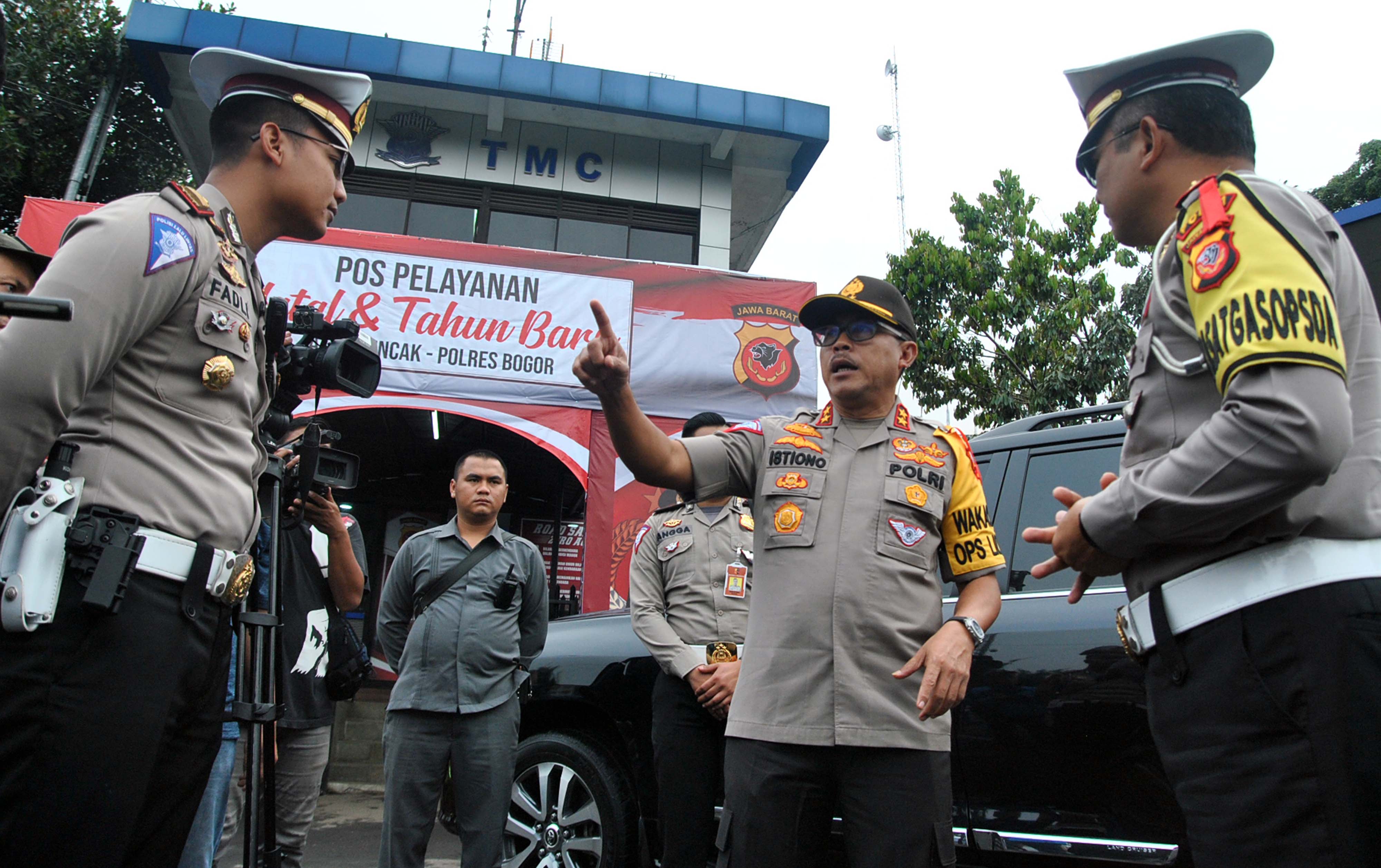  Kakorlantas Polri Irjen Pol Istiono (kedua kanan) saat meninjau Pos Polisi Gadog, Ciawi, Kabupaten Bogor, Jawa Barat.