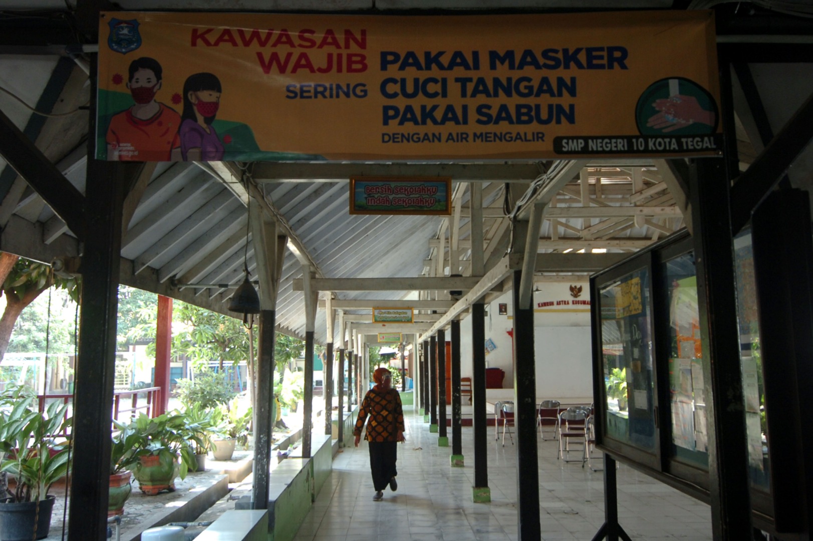 SMPN 10 Kota Tegal menghentikan pembelajaran tatap muka  dan kembali pembelajaran secara daring, akibat ada orangtua siswa positif covid-19.