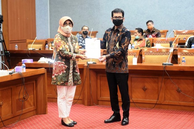 Ketua Panja Pemulihan Pariwisata Komisi X DPR RI Hetifah Sjaifudian menyerahkan lima rekomendasi kepada Menparekraf Wishnutama.