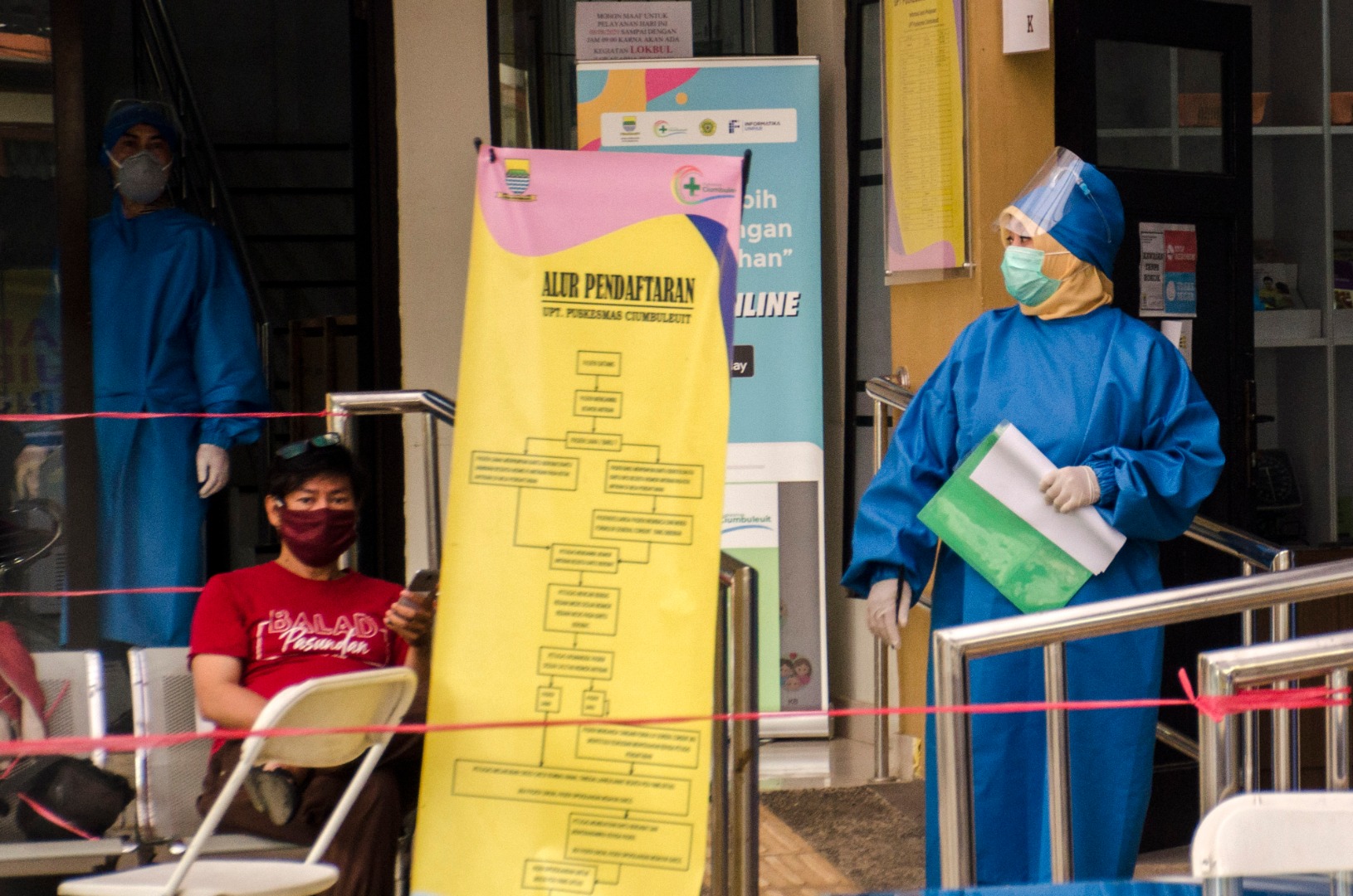 Petugas kesehatan beraktivitas saat persiapan penyuntikkan uji klinis vaksin covid-19, Bandung, Jawa Barat, Jumat (14/8).