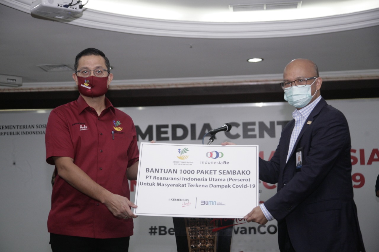 BUMN reasuransi, Indonesia Re, menyalurkan 1.000 paket sembako kepada Kementerian Sosial.