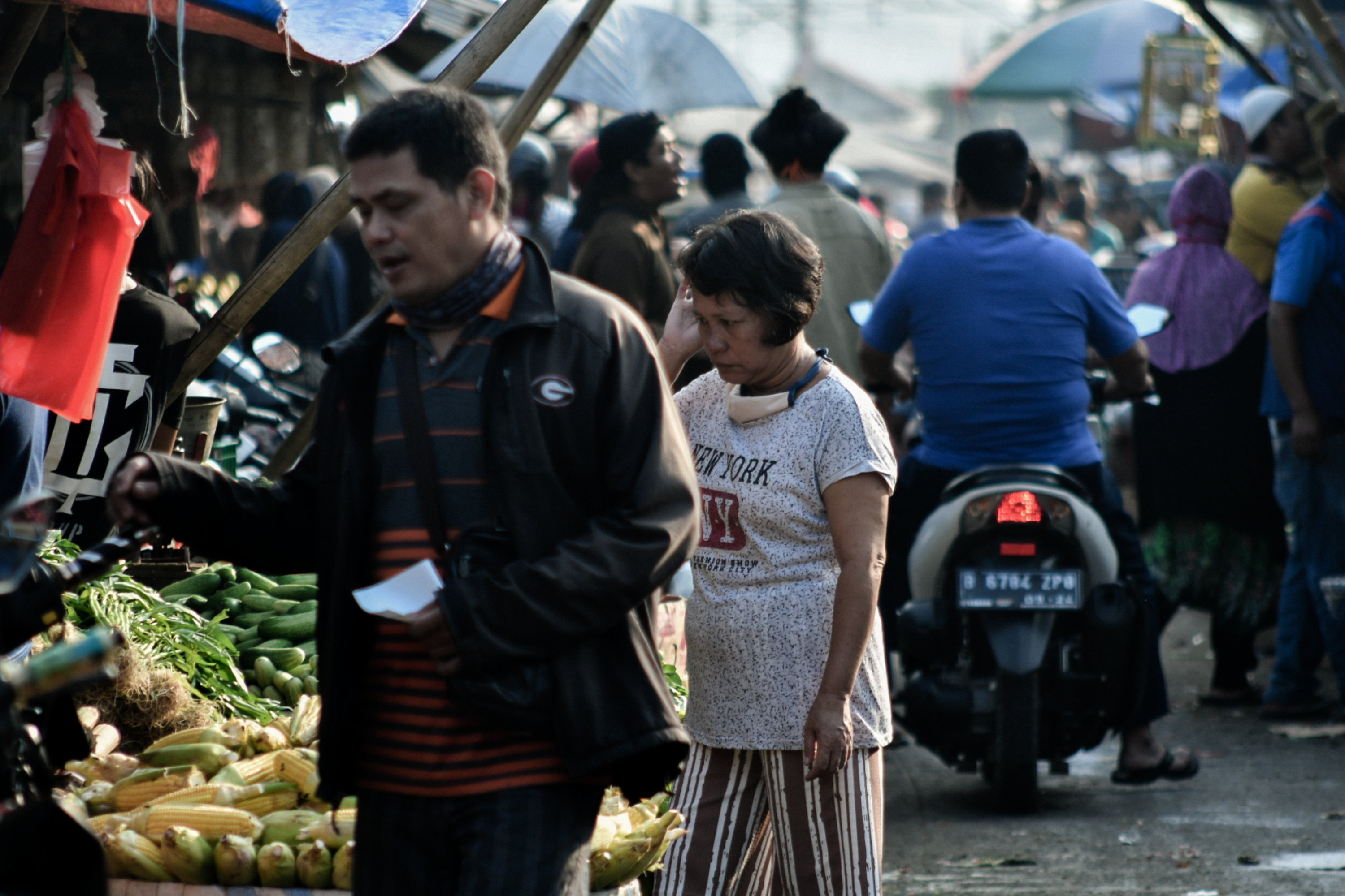 Sejumlah pedagang dan pengunjung tidak mengenakan masker di Pasar Kemiri Muka, Depok, Jawa Barat.