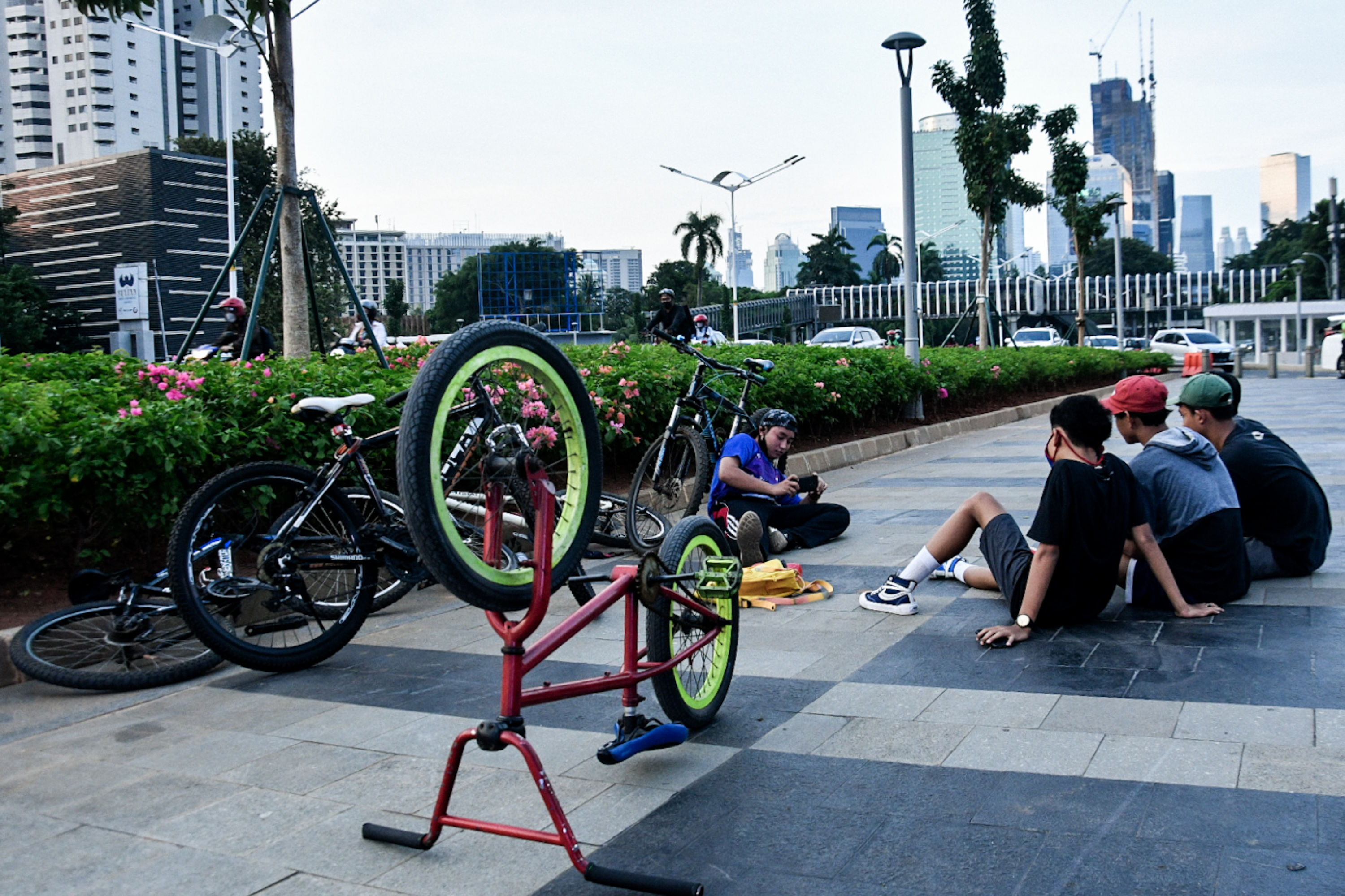 Pesepeda sedang bersantai di trotoar kawasan Jalan Jenderal Sudirman-MH Thamrin, Jakarta