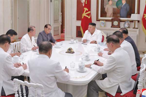  Pemimpin Tertinggi Korea Utara Kim Jong-un (tengah) mengadakan pertemuan dewan kebijakan eksekutif Partai Pekerja di Pyongyang, Korea Utara