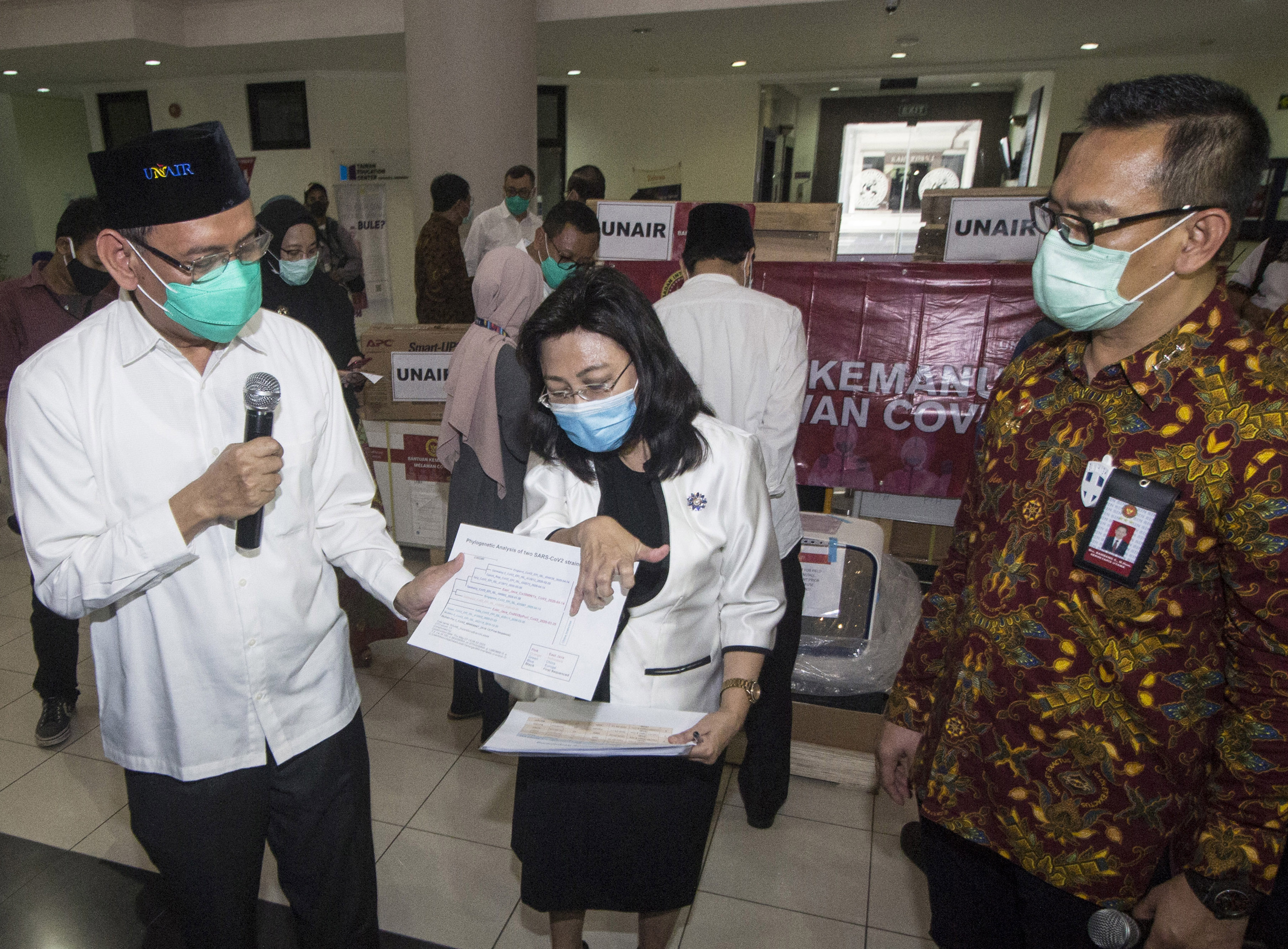Rektor Unair Mohammad Nasih (kiri) didampingi Sekretaris Utama BIN Komjen Bambang Sunarwibowo (kanan).