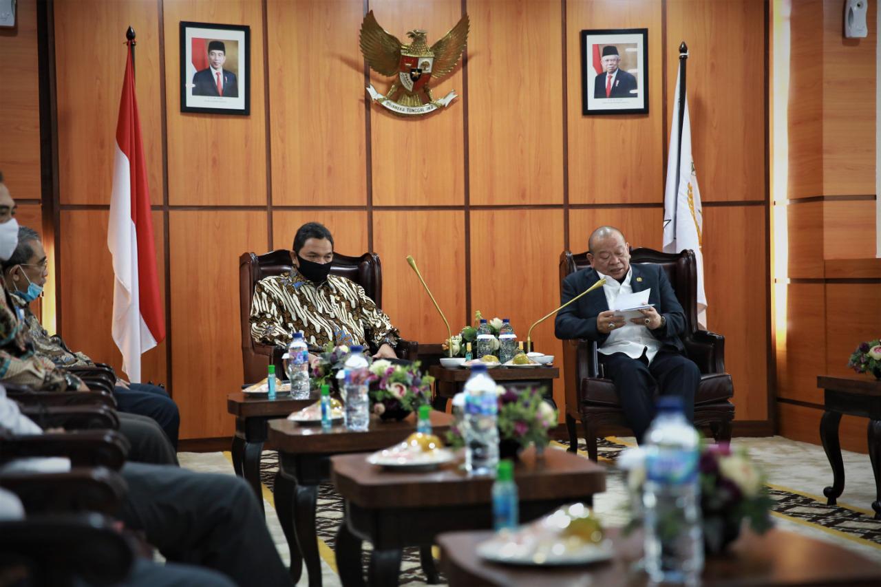  Pimpinan BPK RI yang juga Auditor III, Achsanul Qosasi (kiri).