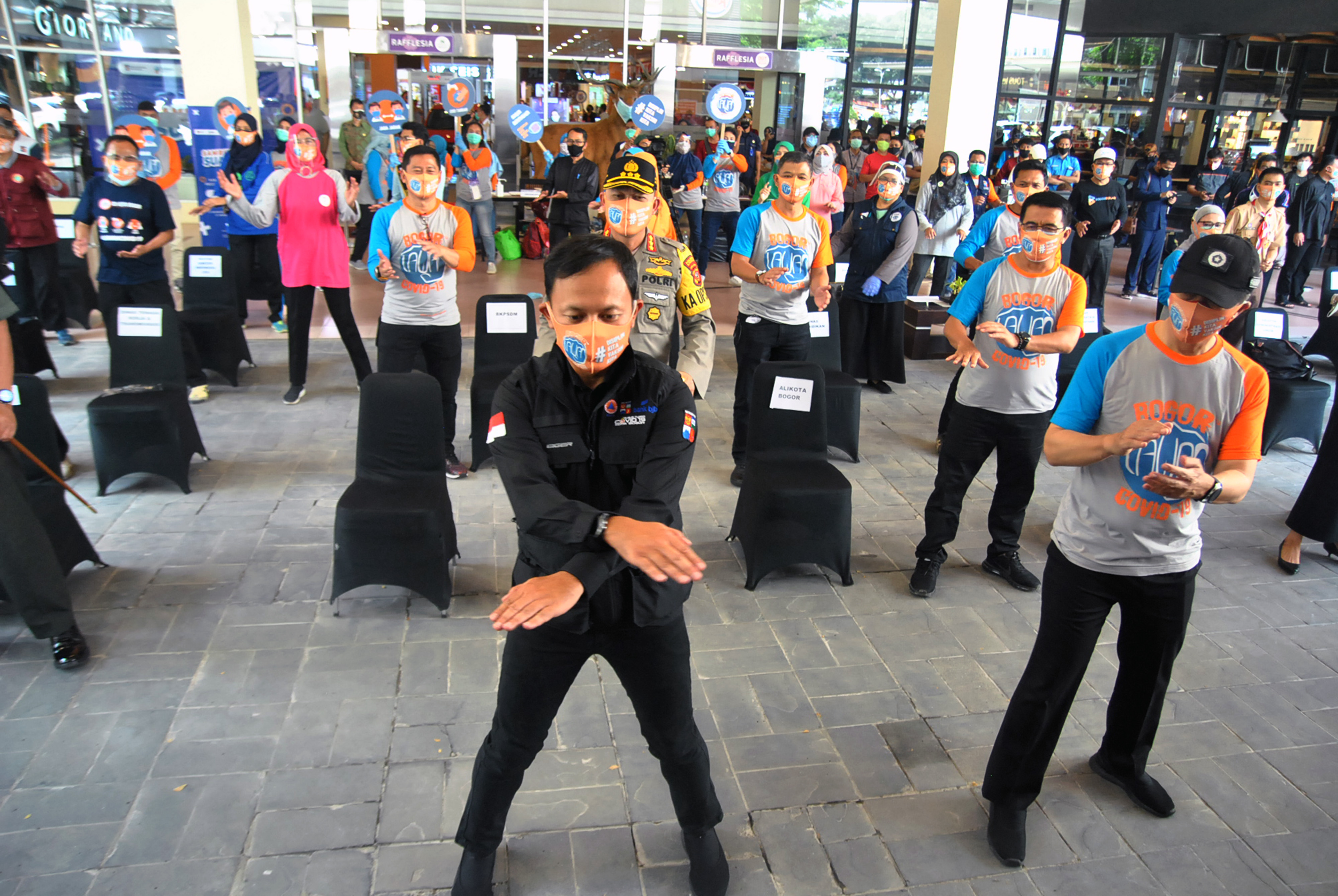 Wali Kota Bogor Bima Arya (tengah) bersama Forkopimda Kota Bogor melakukan gerakan Adaptasi Kebiasa di Botani Square, Rabu (19/8/2020)