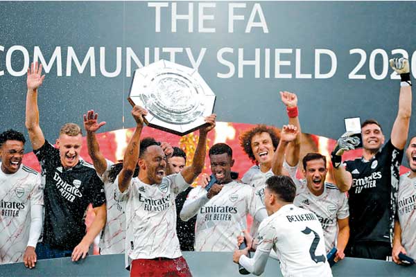  Kapten sekaligus striker Arsenal Pierre-Emerick Aubameyang bersukacita bersama rekan-rekan setim dengan mengangkat trofi Community Shield 
