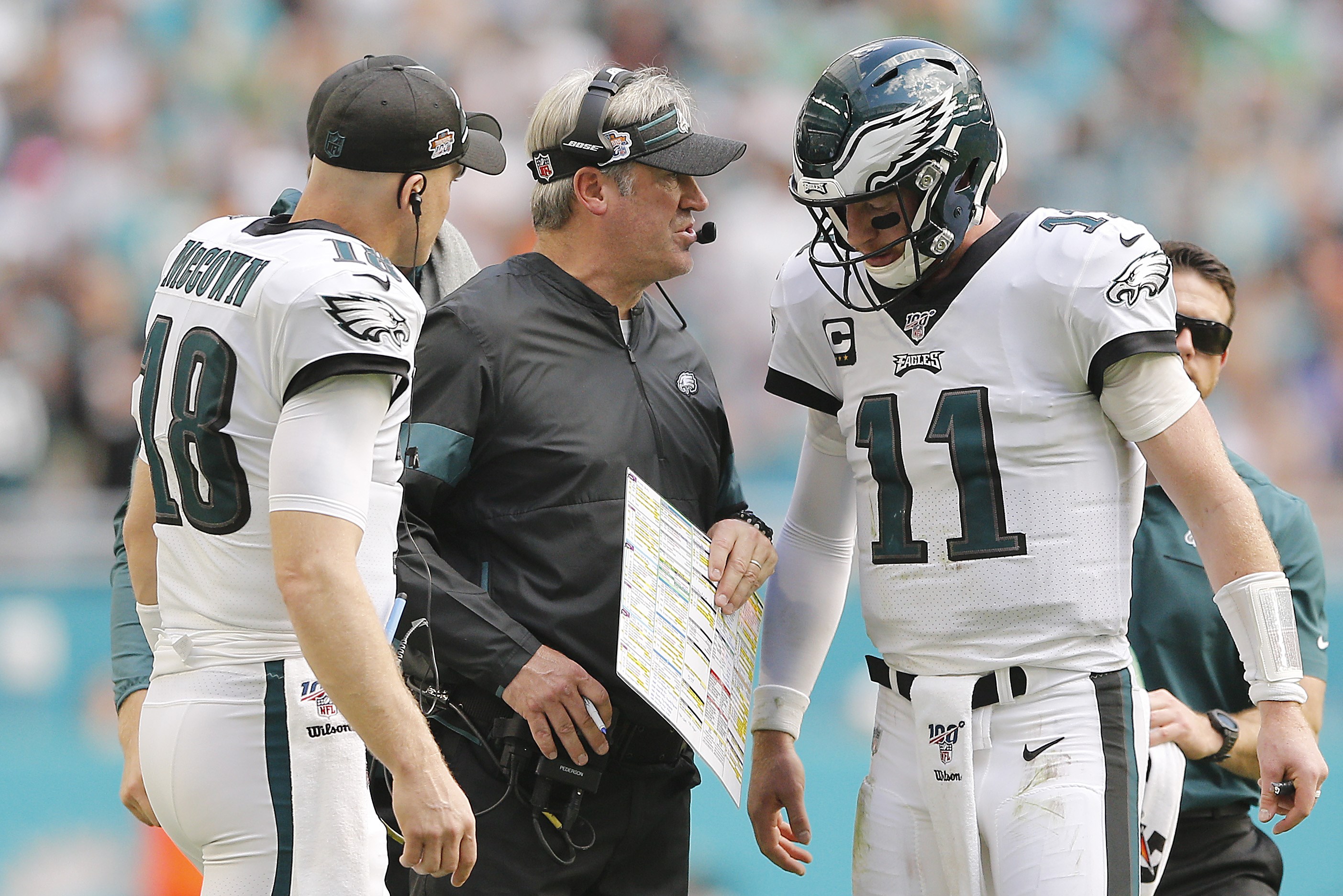 Pelatih Philadelphia Eagles, Doug Pederson, saat memberikan instruksi di Stadion Hard Rock.