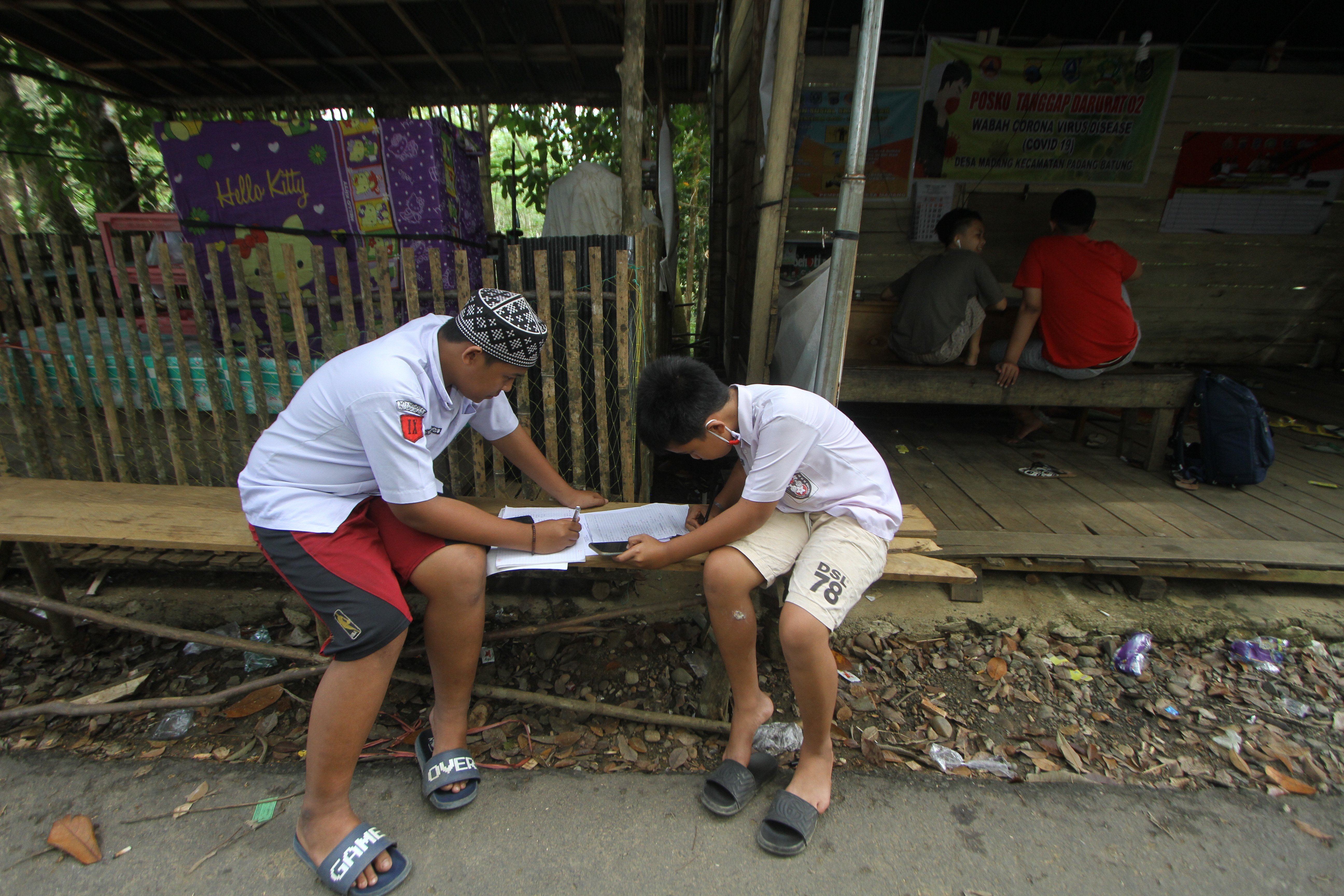 Anak-anak Desa Madang memanfaatkan belajar di pos ronda karena akses sinyal internet lebih lancar.