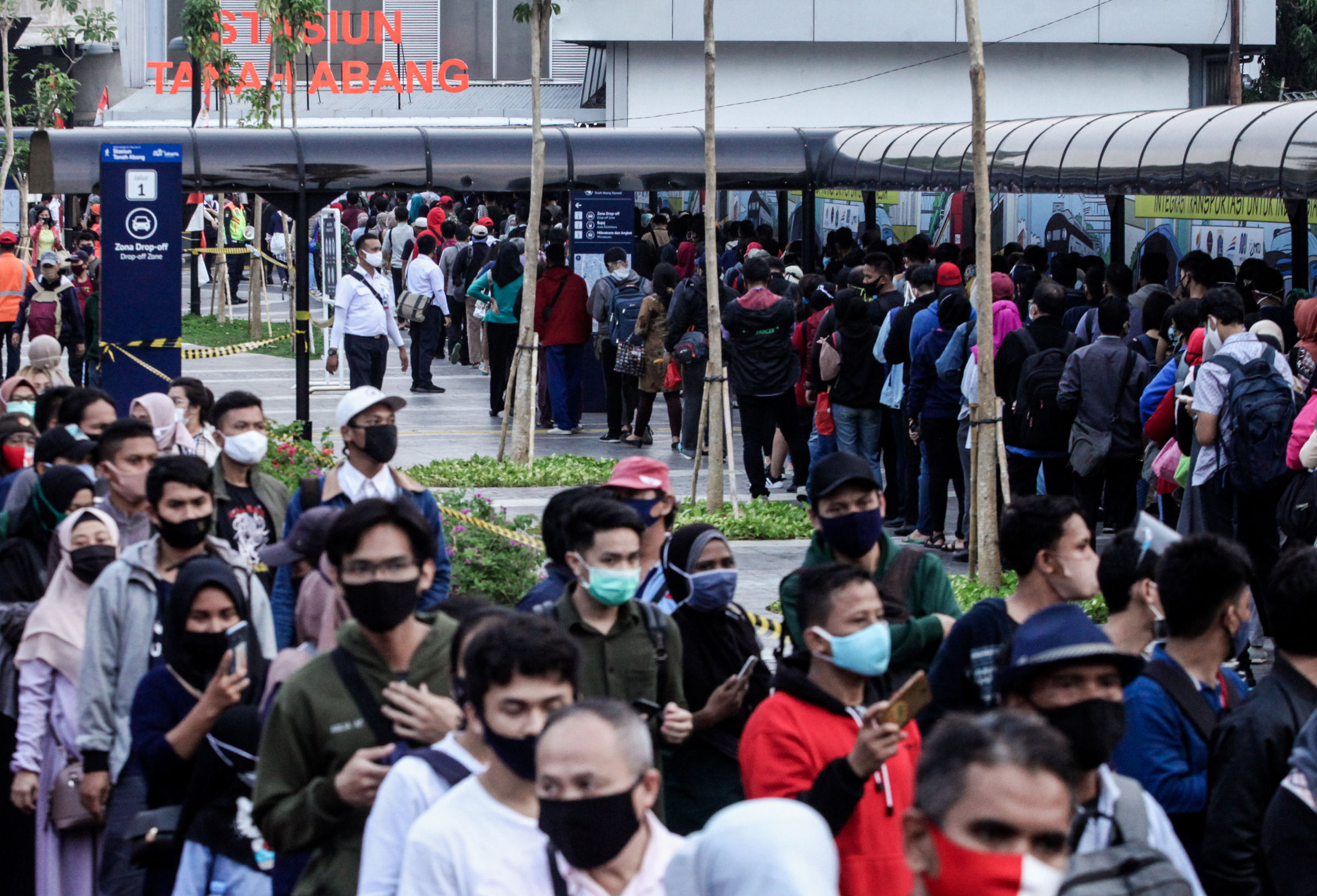 Antrean warga yang akan menaiki KRL di Stasiun Tanah Abang, Jakarta, Selasa (11/8) sore.
