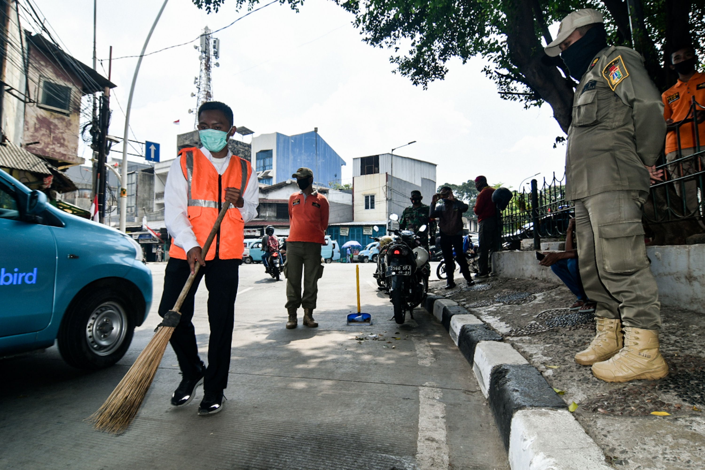 Warga yang terjaring razia masker dikenakan sangsi sosial di Kawasan Kampung Melayu, Jakarta