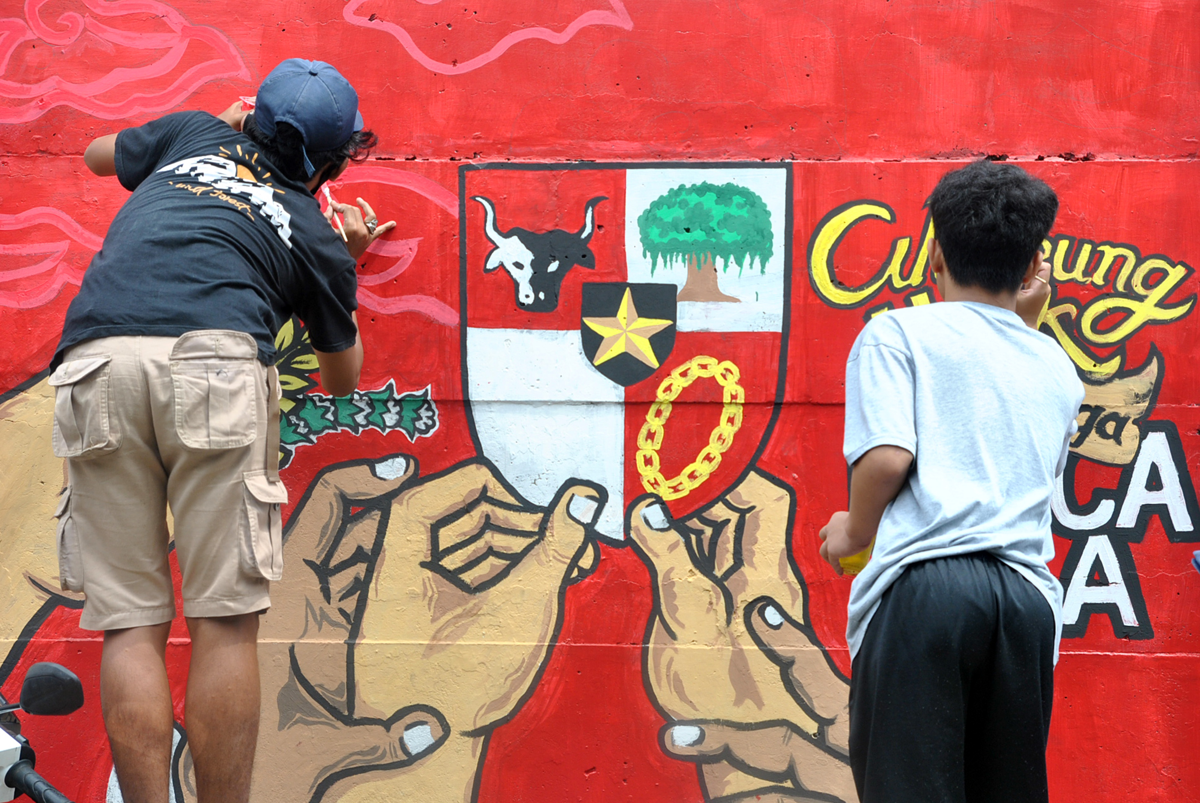 Memeriahkan HUT RI ke-75 dengan menggambar mural