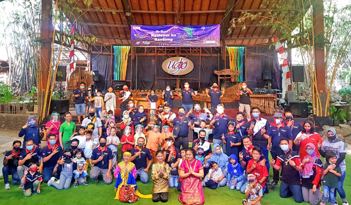 Wisata bertajuk 'Velozity Chapter DeBogors Ngaluyur ka Bandung' ini diikuti oleh 130 peserta dengan 40 unit Toyota Avanza Veloz. 