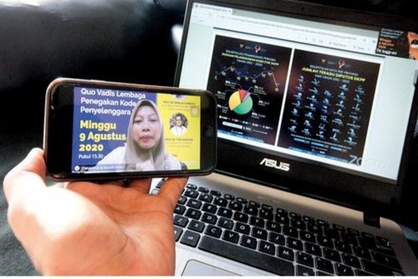 Direktur Eksekutif Perludem Titi Anggraini menyampaikan paparan data pengaduan dalam diskusi virtual di Jakarta, kemarin.