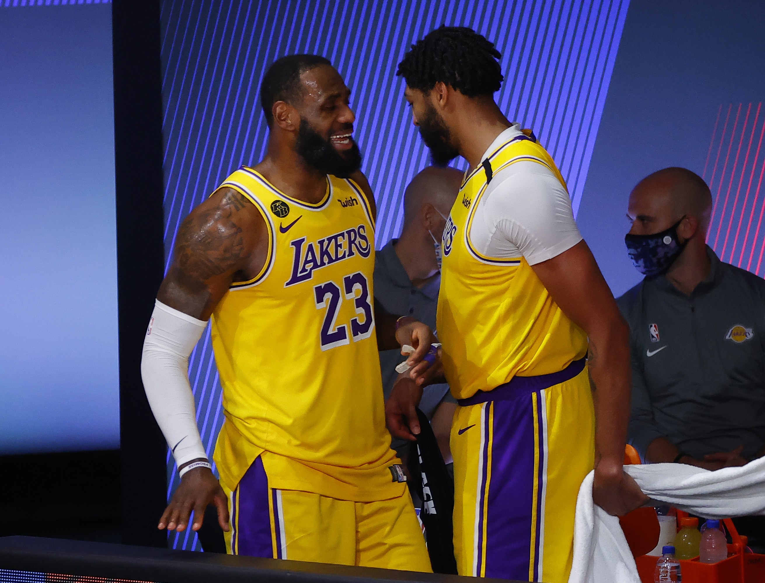 Bintang Los Angeles Lakers LeBron James (kiri) dan Anthony Davis saling tersenyum di Gim 5 playoff NBA melawan Portland Trail Blazers.