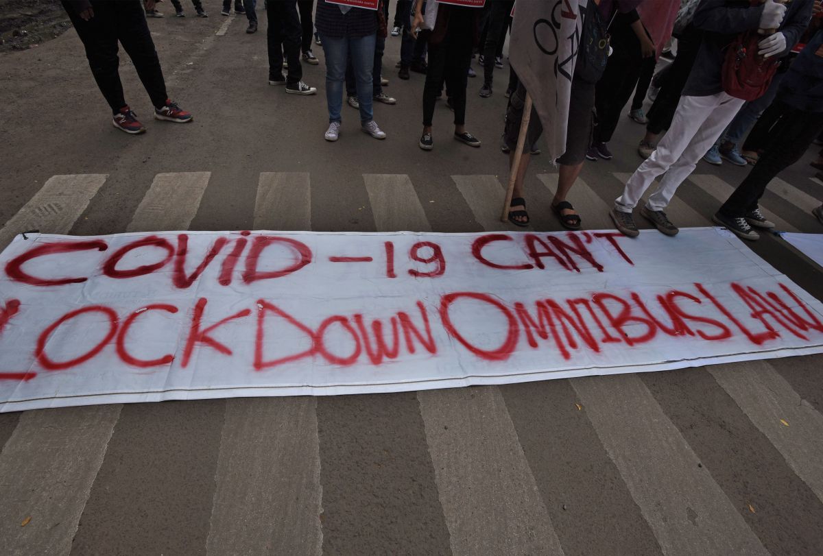 Sejumlah mahasiswa yang tergabung dalam Aliansi Pejuang Hak-hak Buruh berunjuk rasa tolak RUU Cipta Kerja
