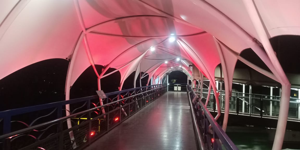 JPO Daan Mogot yg dipasang penerangan nuansa merah putih.