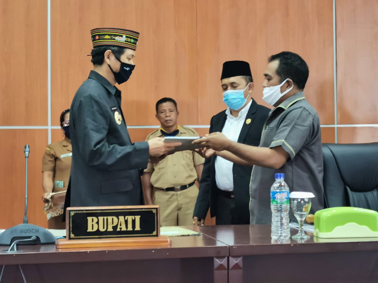  Penyerahan Perda perdagangan manusia dari ketua DPRD Editarsius Endi ke Bupati Manggarai Barat Drs.Agustinus Ch. Dula.