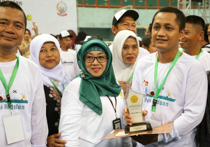 Sekretaris BPPSDMP Kementan, Siti Munifah (tengah) bersama penyuluh pertanian terbaik 2019 dari Kabupaten Barito Timur, Provinsi Kalteng.