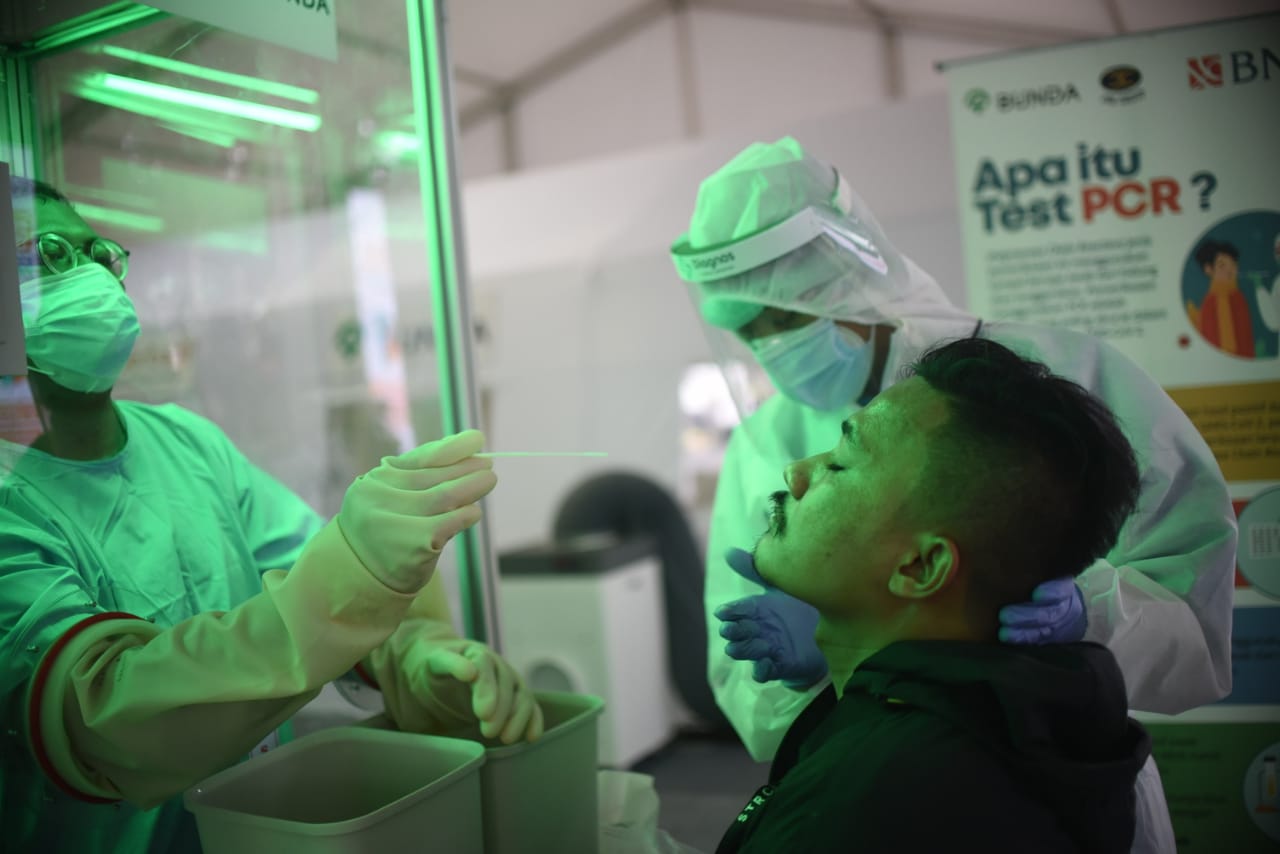 Masyarakat melakukan test PCR