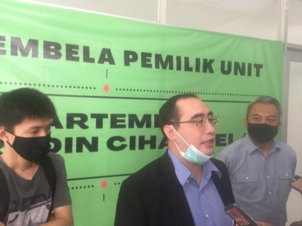 Kuasa hukum penghuni rusun Jardin, Benny Wullur (tengah)