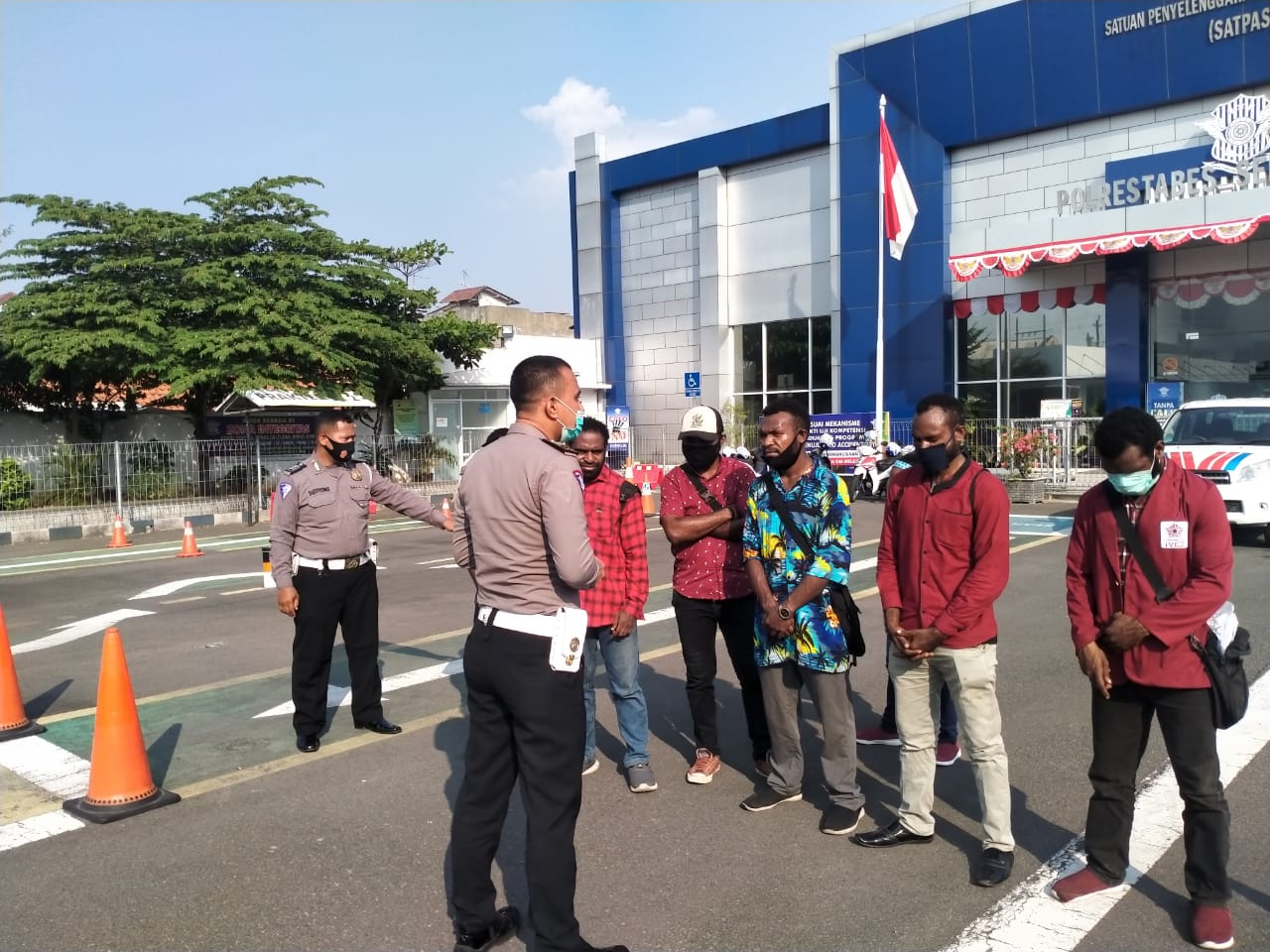 Polisi memberikan SIM merdeka biaya kepada mahasiswa asal Papua. 